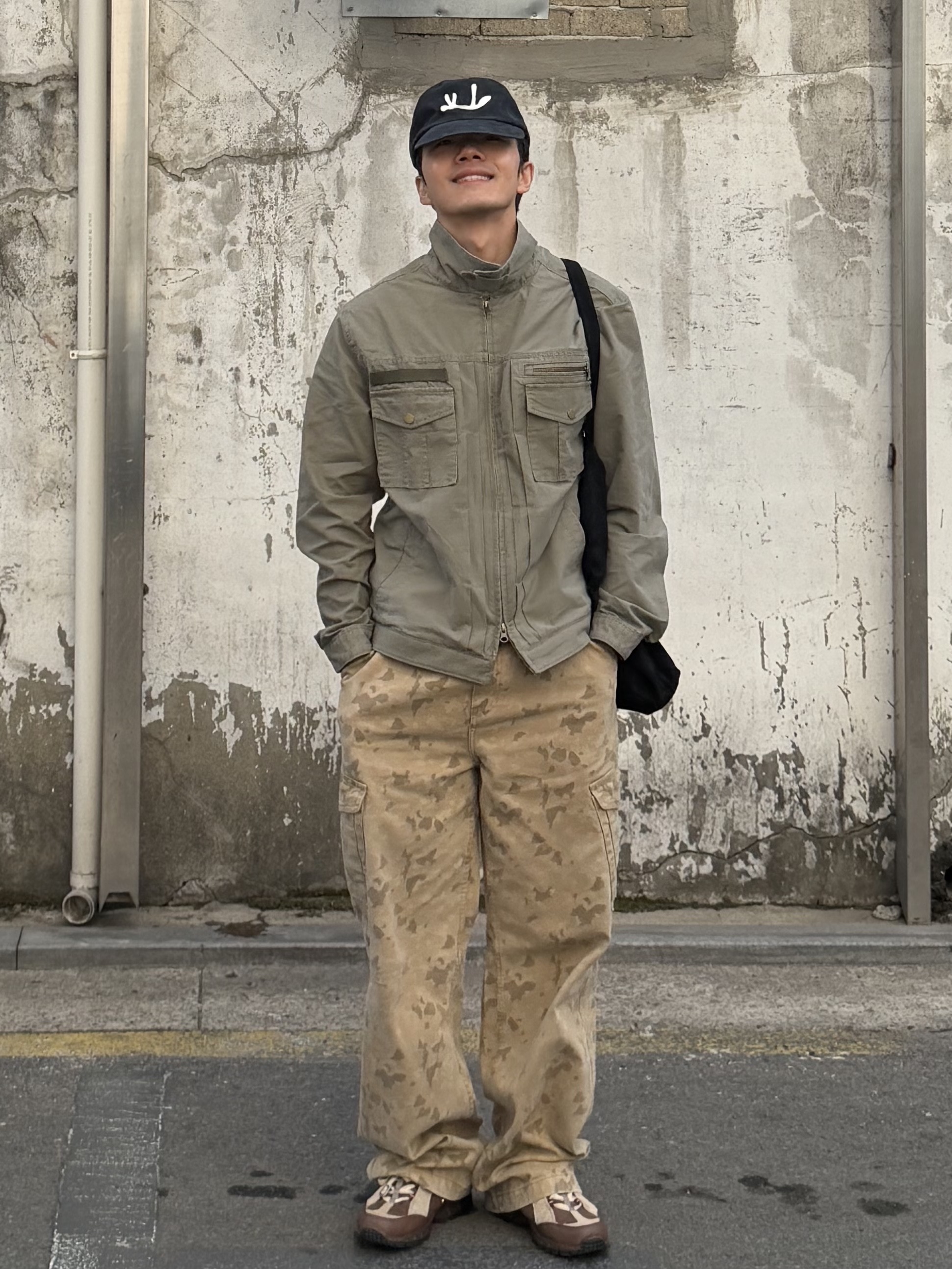 CHOWOO Overlap Pocket Camo Pants Washed Beige, CHOWOO Vintage Washed 5 Pockets Work Jacket Washed Khaki 착용 스타일 - 3