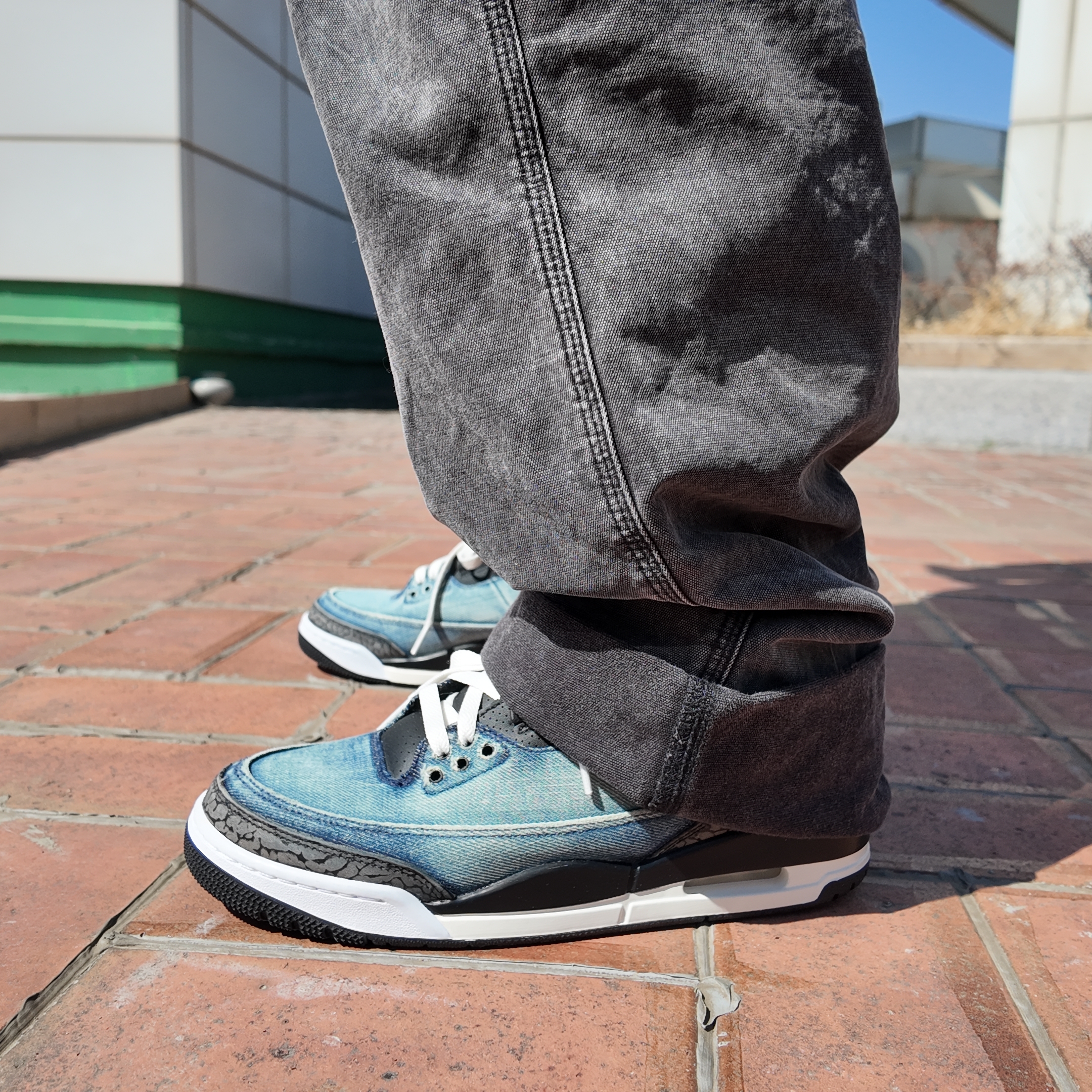 Jordan 3 x Levi’s Indigo and Gym Red 착용 스타일 - 4