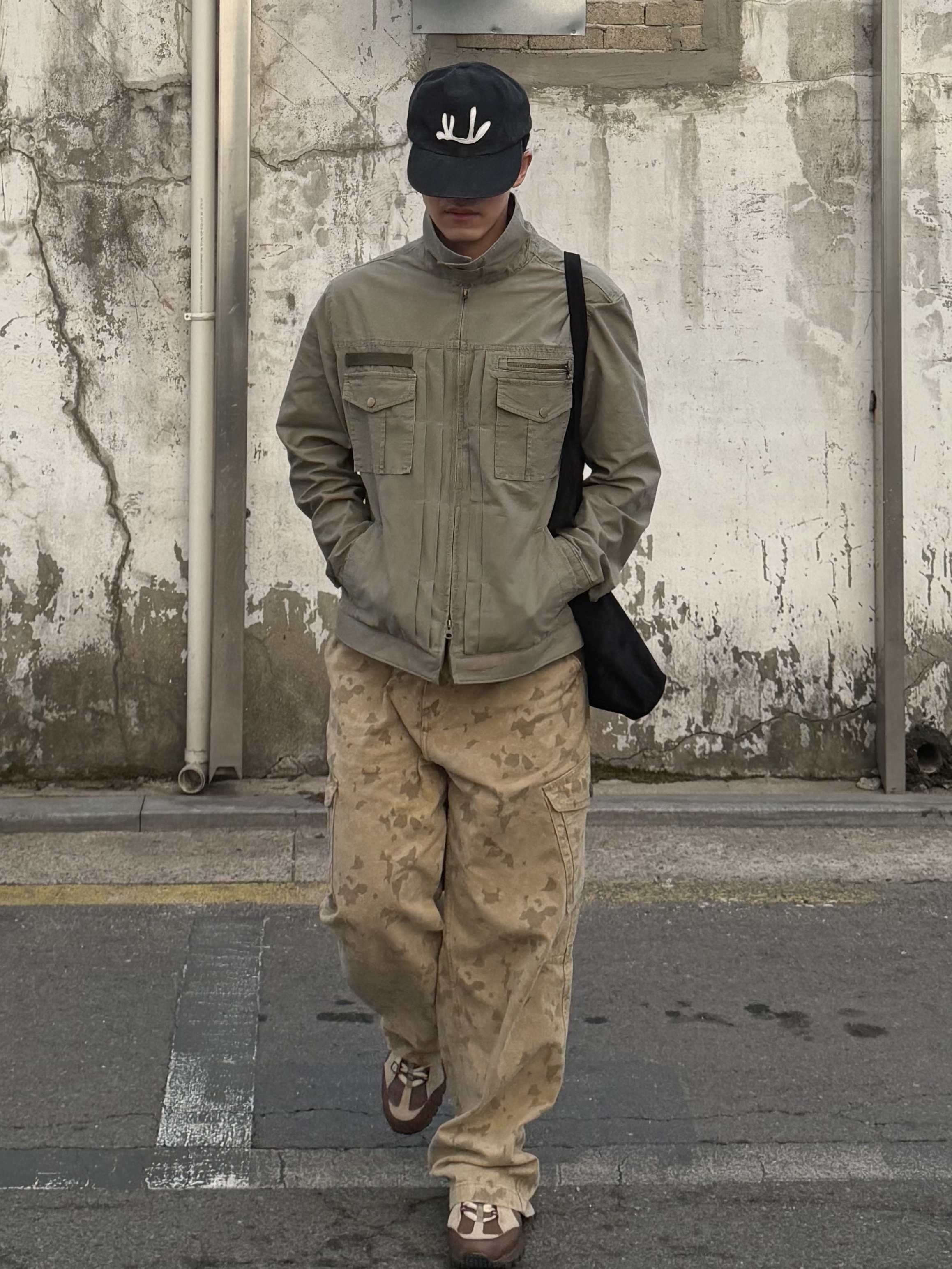 CHOWOO Overlap Pocket Camo Pants Washed Beige, CHOWOO Vintage Washed 5 Pockets Work Jacket Washed Khaki 착용 스타일 - 4
