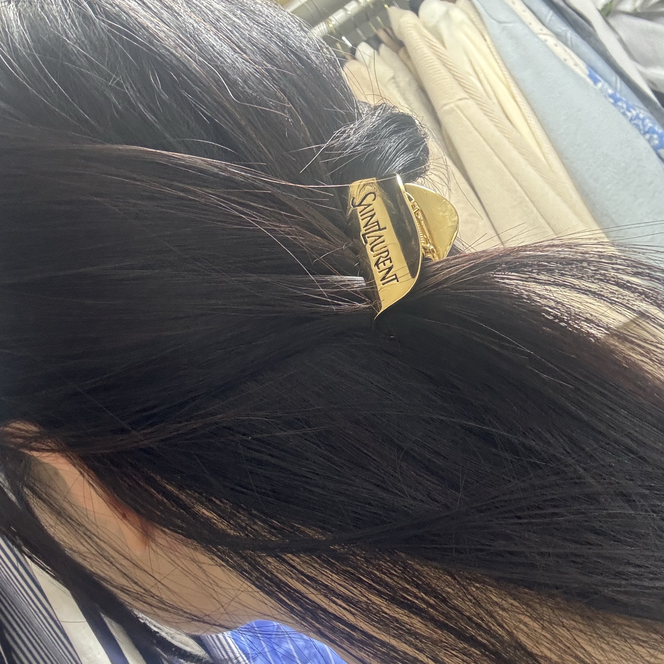 (W) Saint Laurent Claw Clip in Metal Gold 착용 스타일 - 2