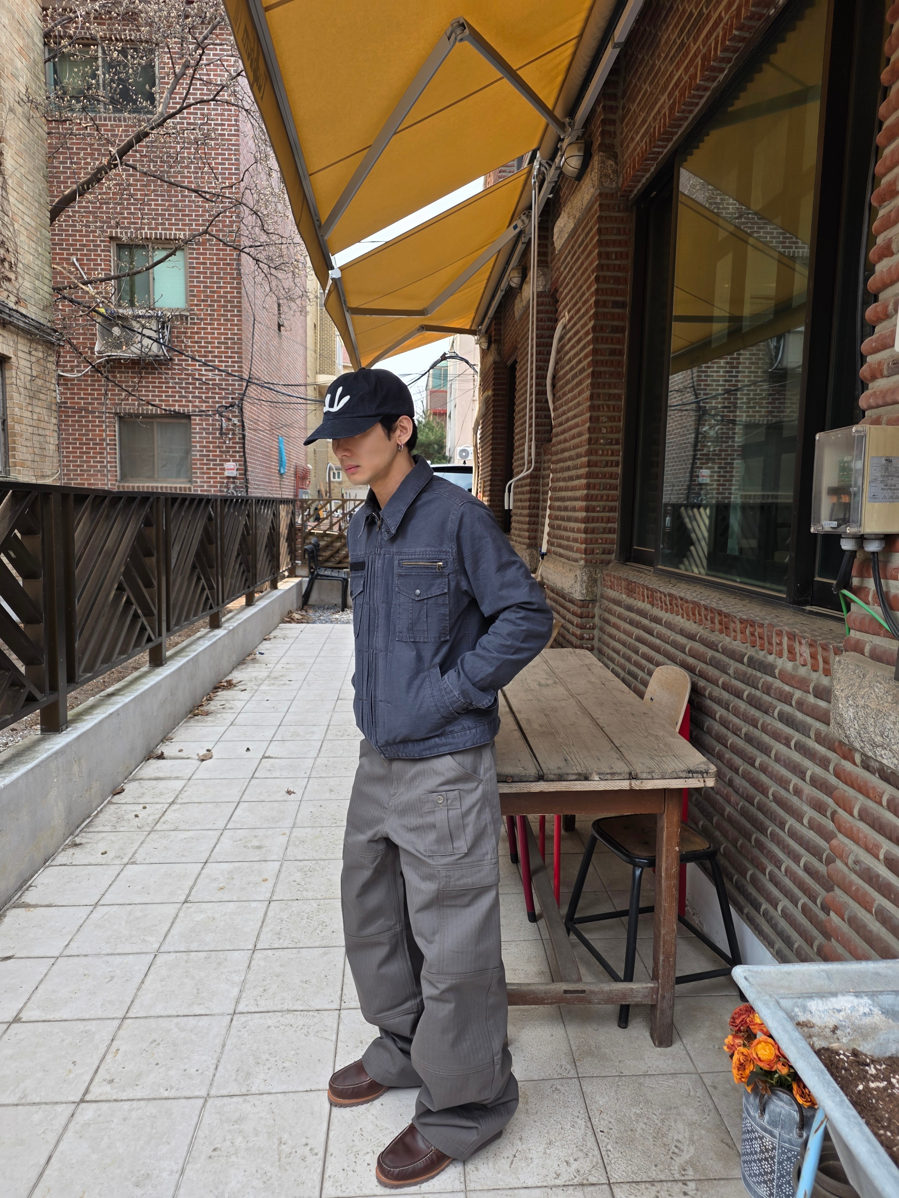 CHOWOO Vintage Washed 5 Pockets Work Jacket Washed Navy, CHOWOO 4 Panel Cargo Pockets Herringbone Twill Pants Khaki 착용 스타일 - 4