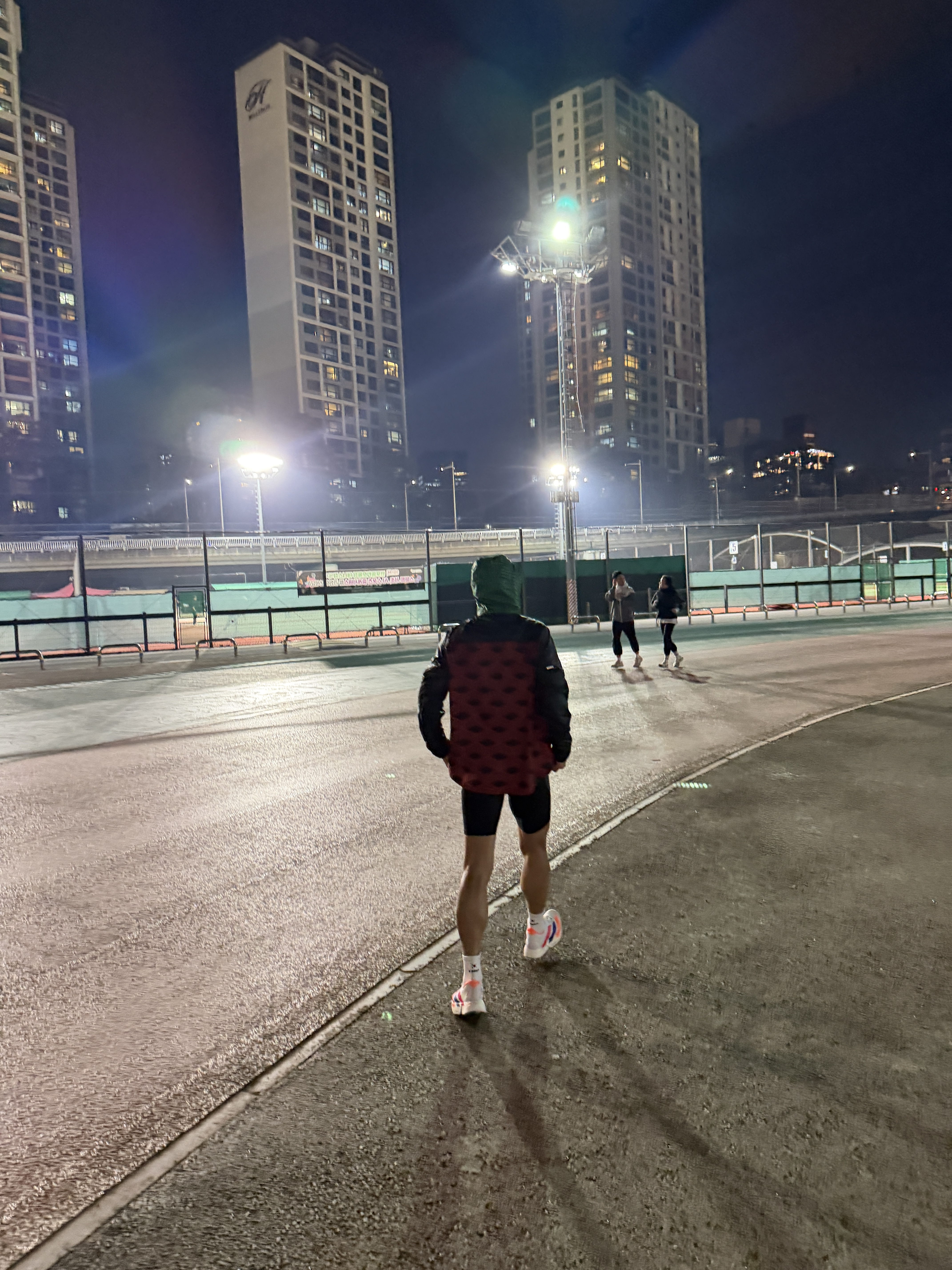 Adidas Seoul Marathon Adizero Adios Pro 4 Cloud White Lucid Red, Nike Lava Loops Dri-Fit ADV Running Tights Black Anthracite - Asia 착용 스타일 - 2