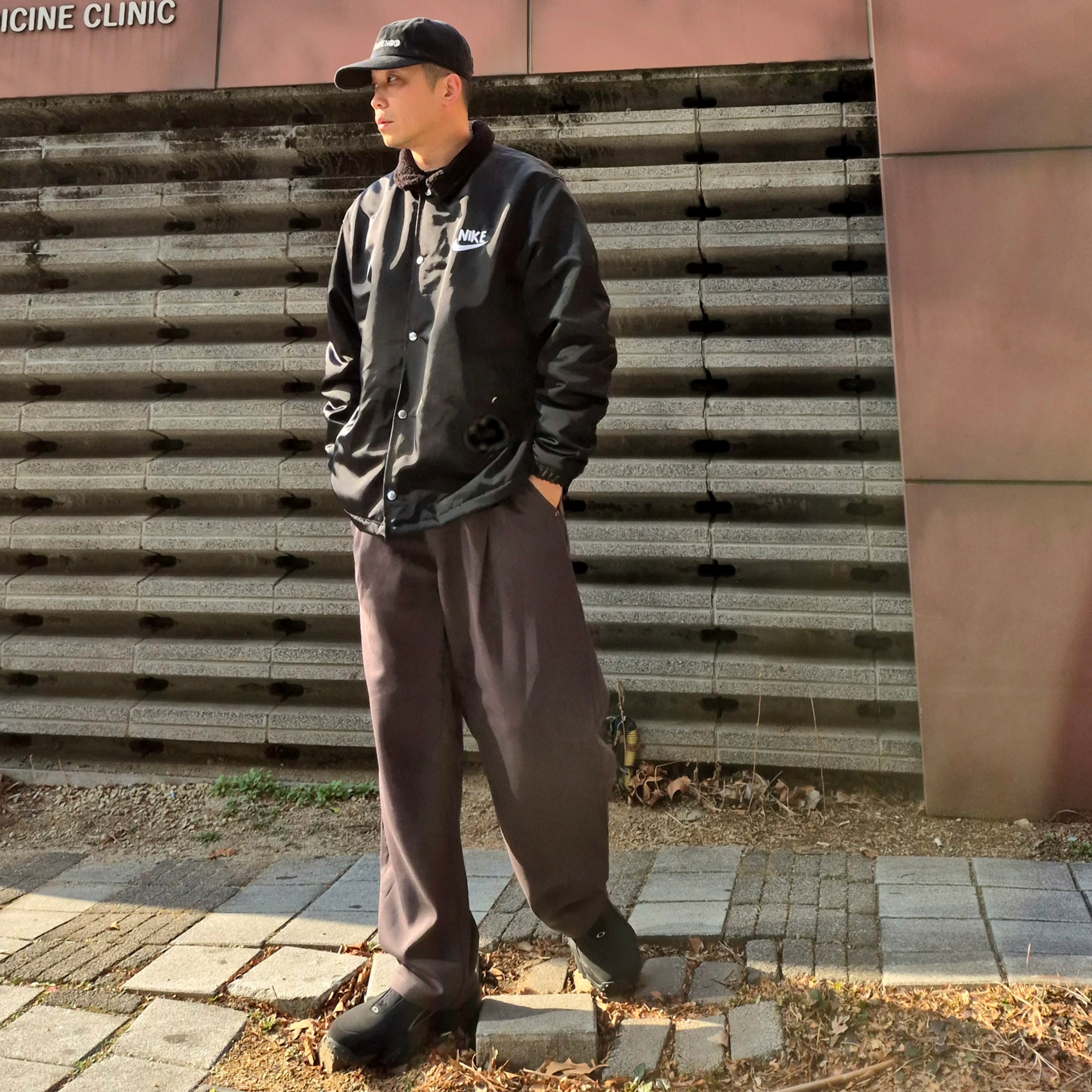 Oakley Edge Icon Blackout, Nike NSW Lined Winterized Coach Jacket Black White - Asia 착용 스타일 - 3
