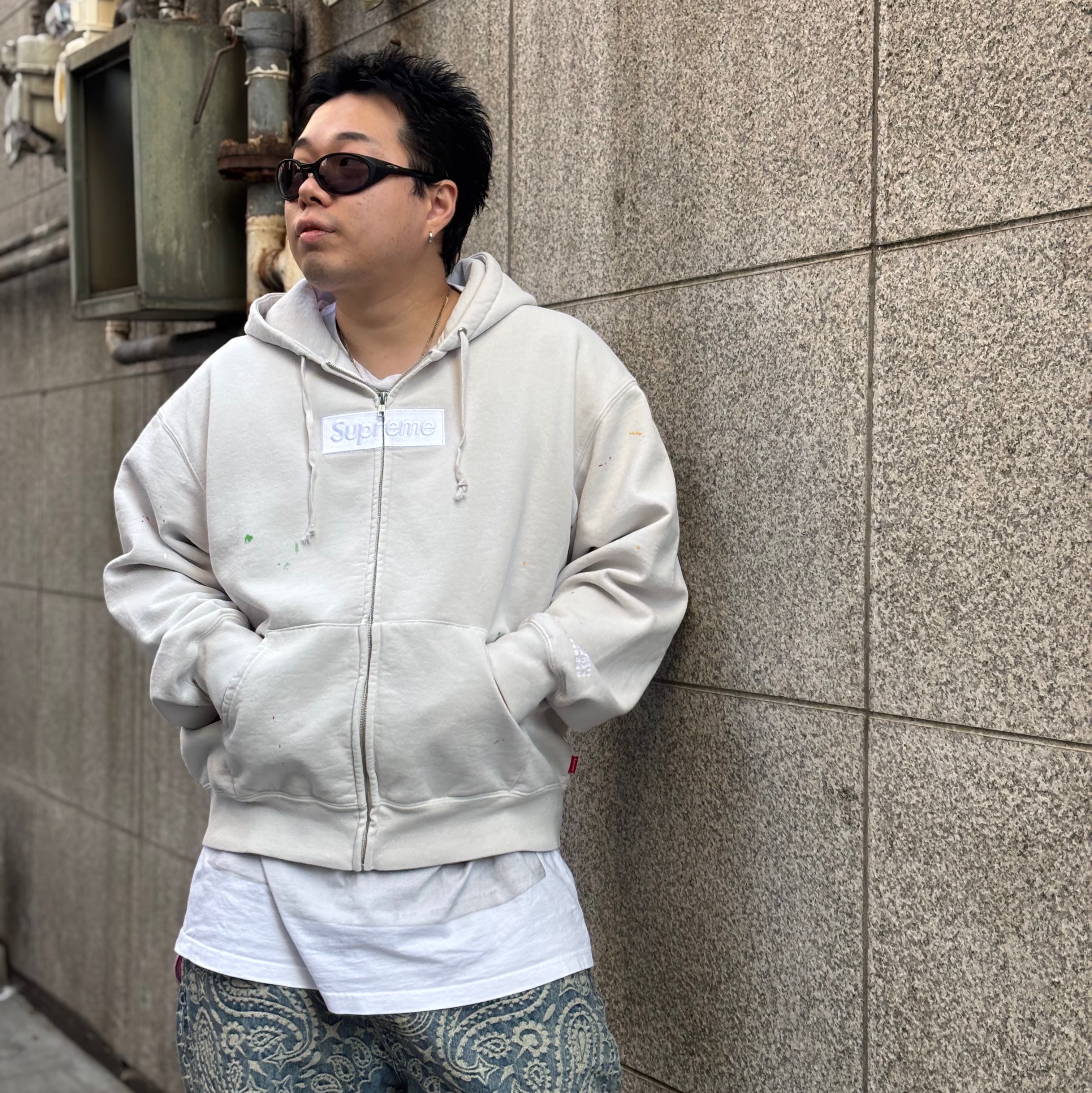 Supreme x MM6 Maison Margiela Box Logo Zip Up Hooded Sweatshirt White - 26SS, Supreme x MM6 Maison Margiela Box Logo T-Shirt White - 24SS 착용 스타일 - 3