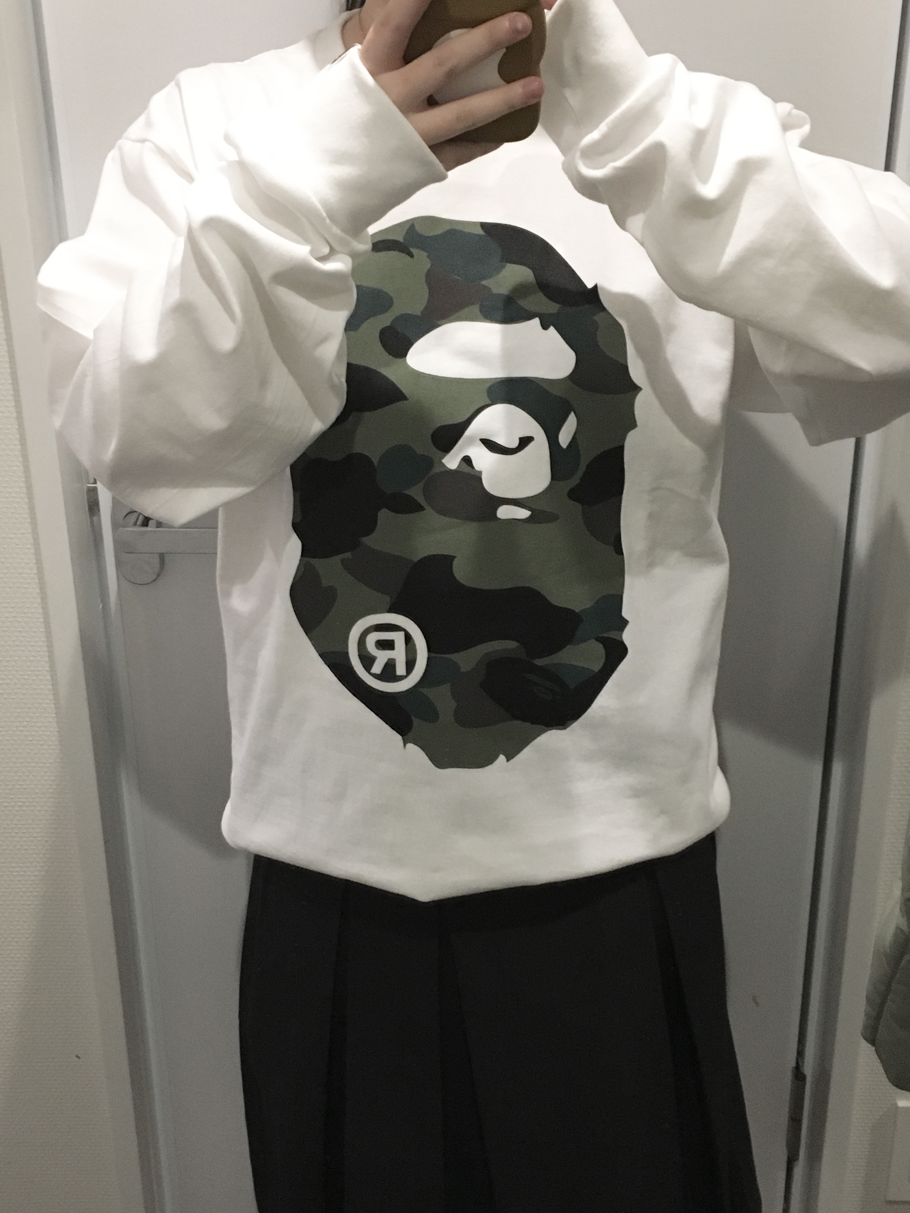 BAPE 1st Camo Big Ape Head L/S T-Shirt White Green 착용 스타일 - 1