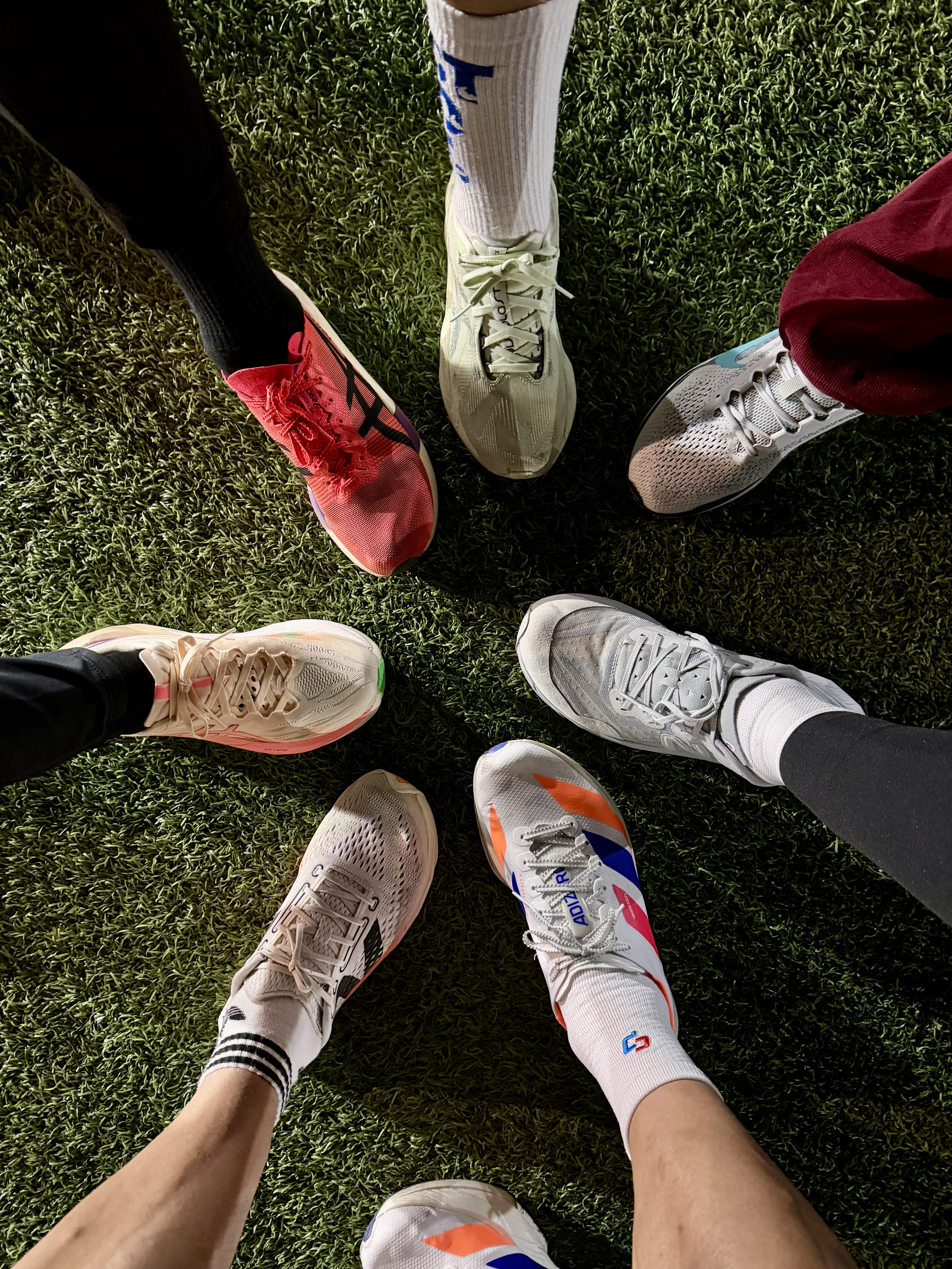 Adidas Seoul Marathon Adizero Adios Pro 4 Cloud White Lucid Red, Asics Metaspeed Edge Tokyo Flash Red Black 착용 스타일