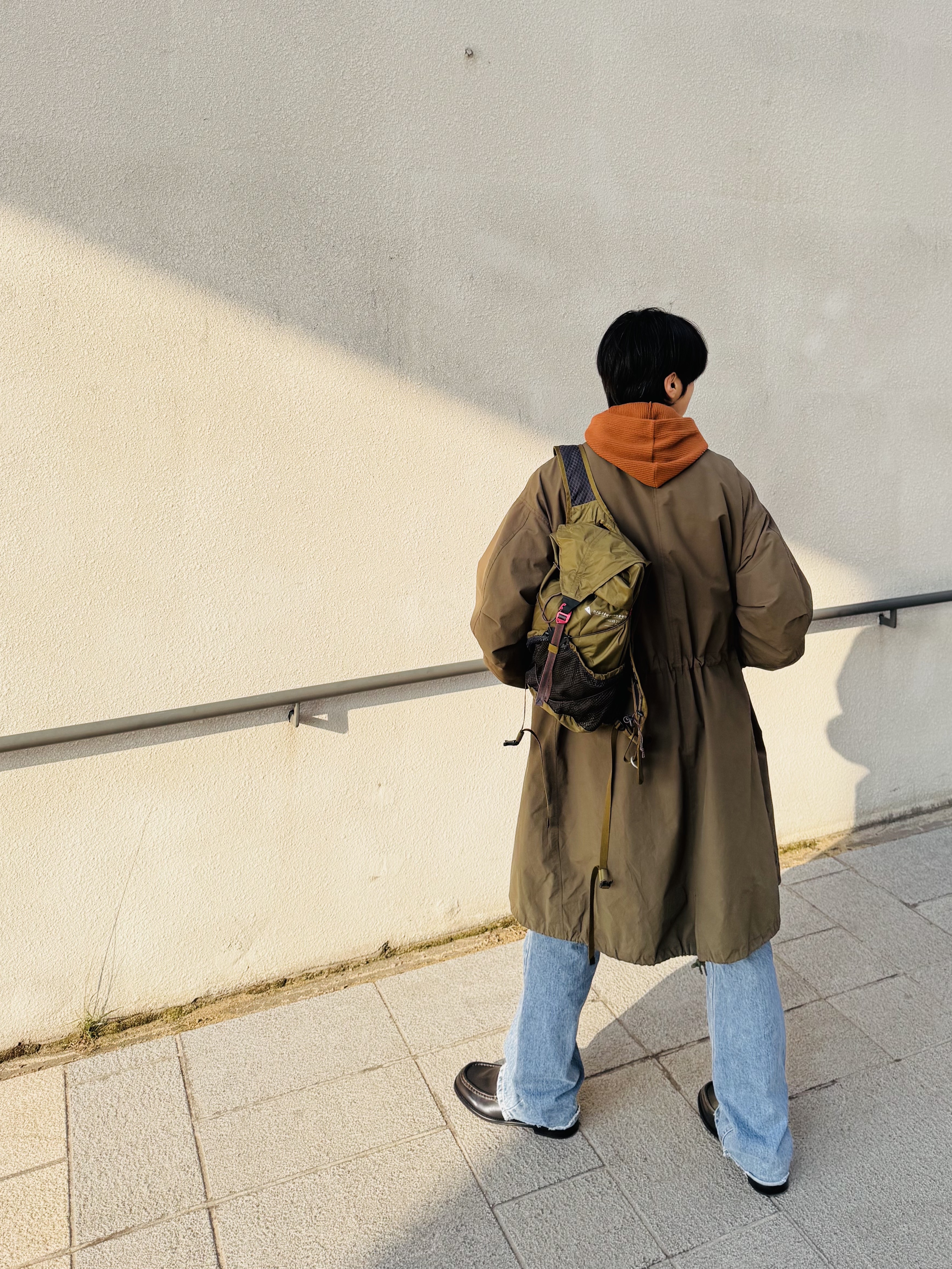 Klattermusen Tjalve 2.0 10L Backpack Olive, LOSTGARDEN UNIFORM Wide Loafer Vintage Brown 착용 스타일 - 3