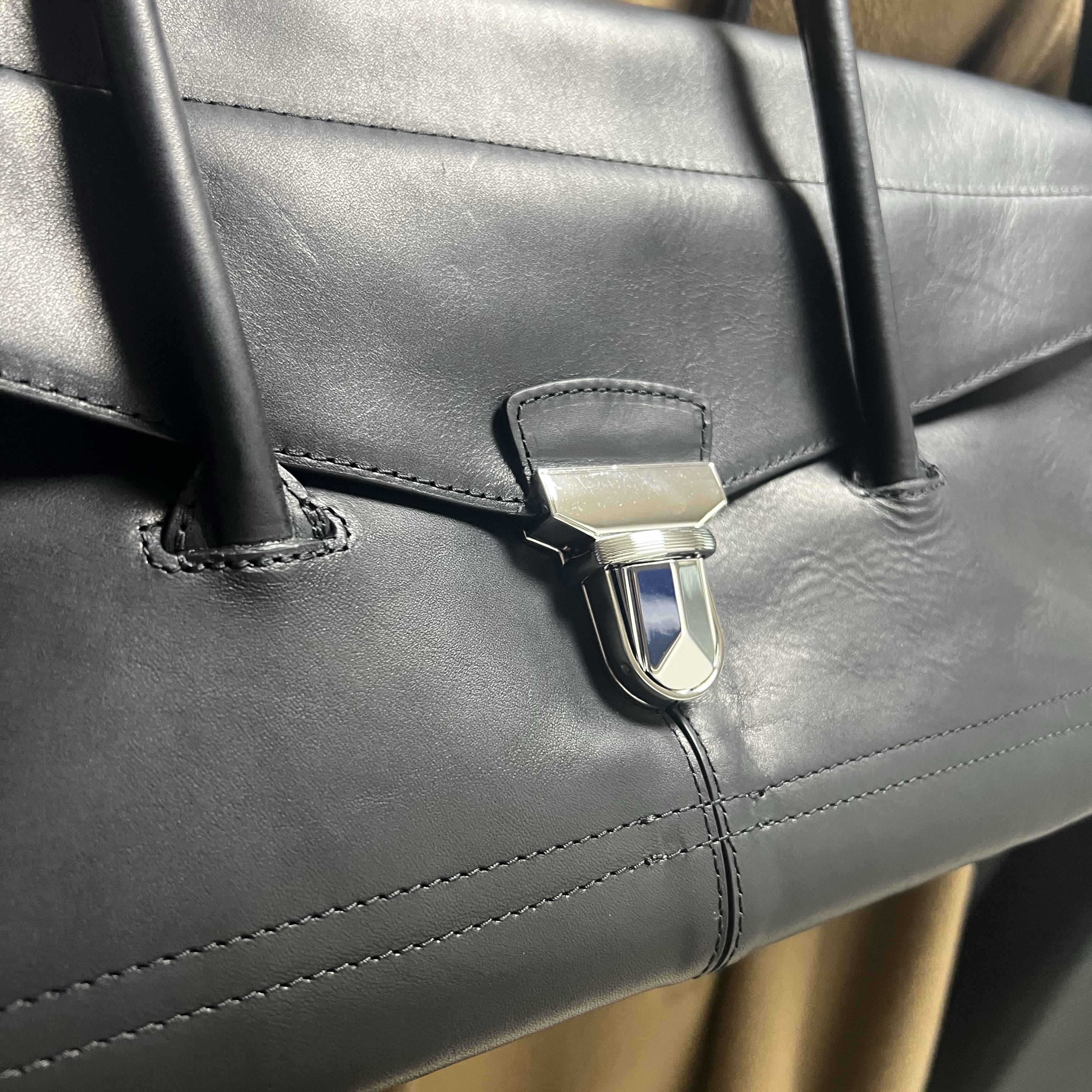 Lemaire Vegetable Nappa Leather Shoulder Gear Bag Black 착용 스타일 - 2
