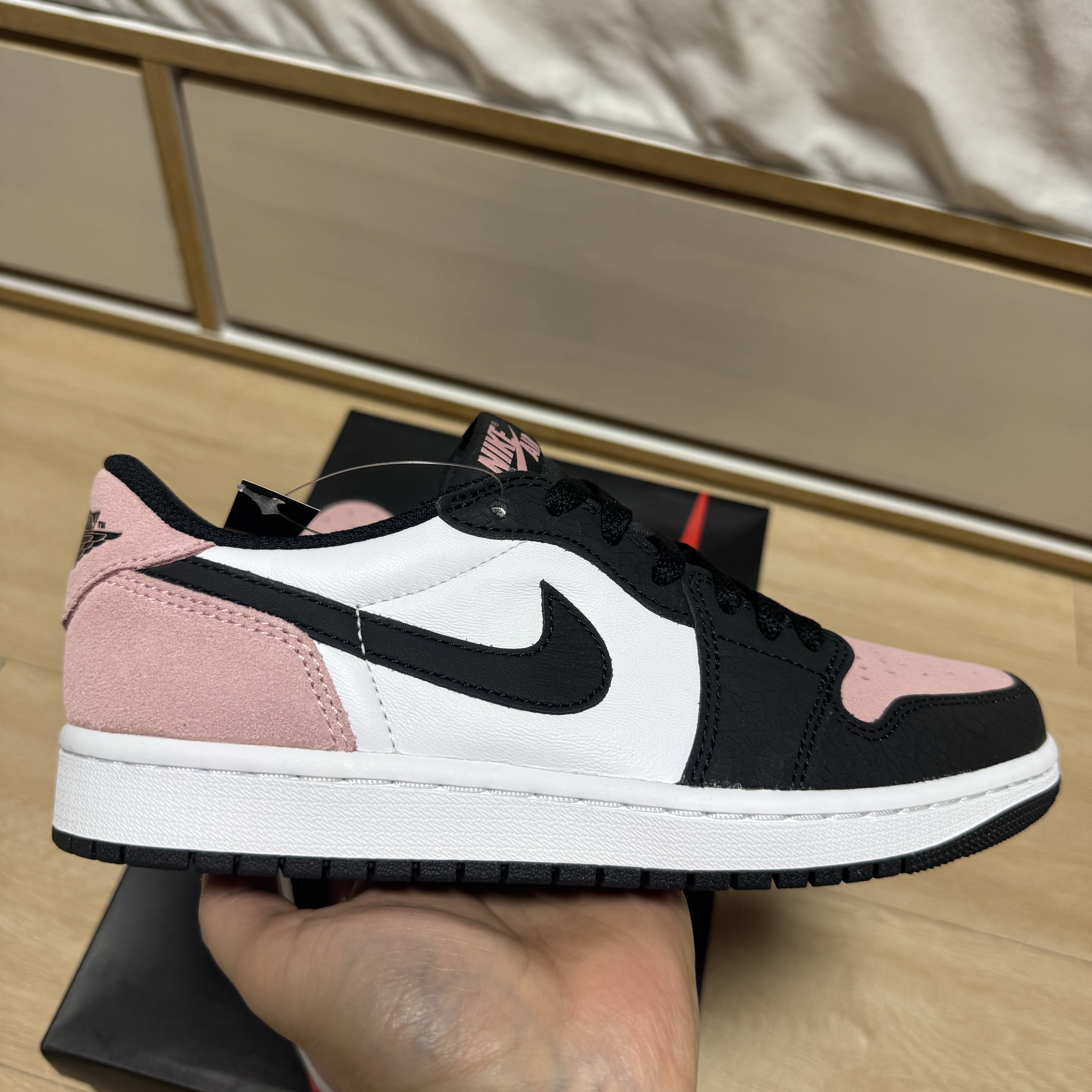 Jordan 1 Retro Low OG Bleached Coral 착용 스타일 - 3