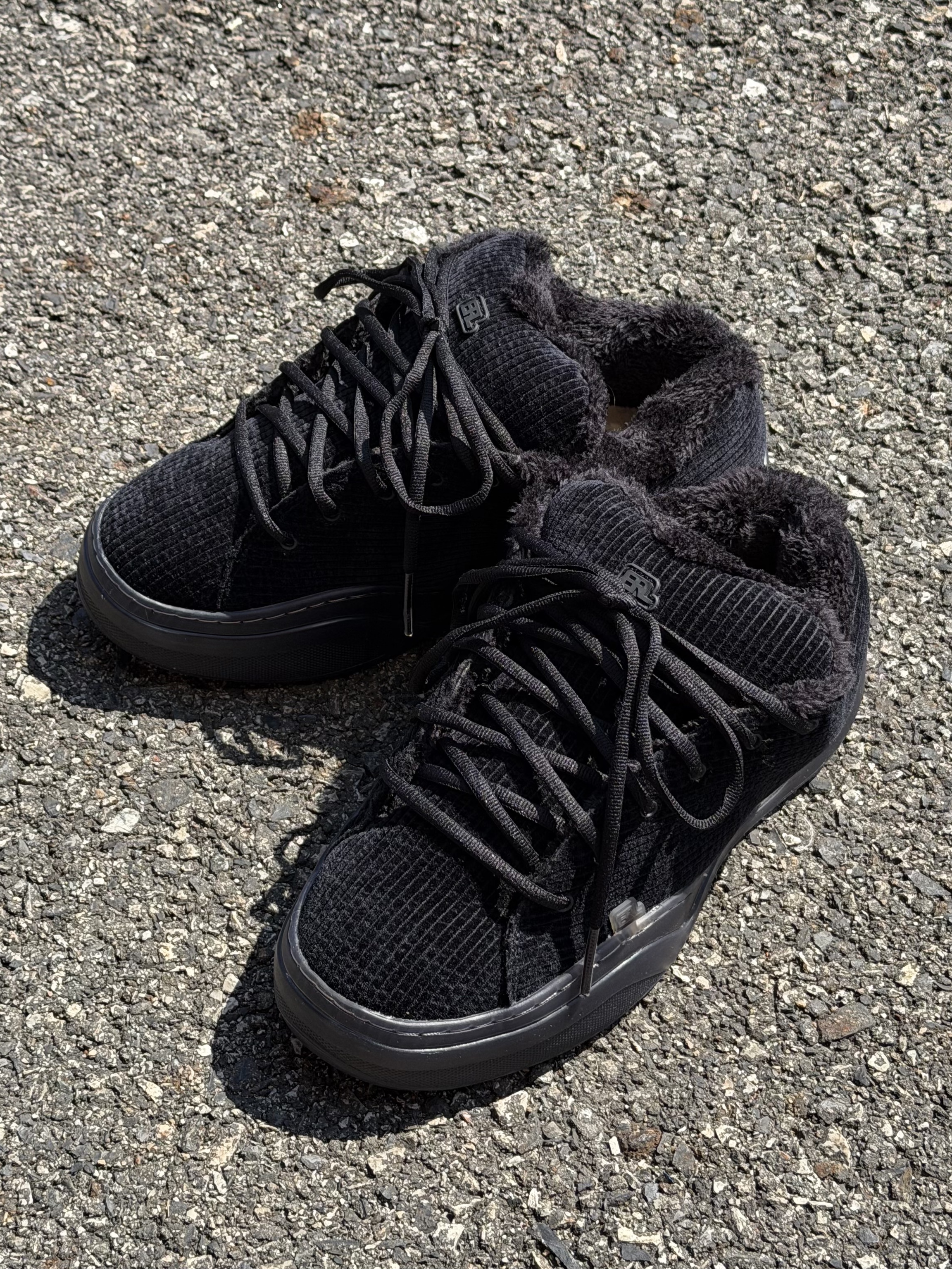 ERL Limited Edition Corduroy Vamp Pirate Black 착용 스타일 - 1