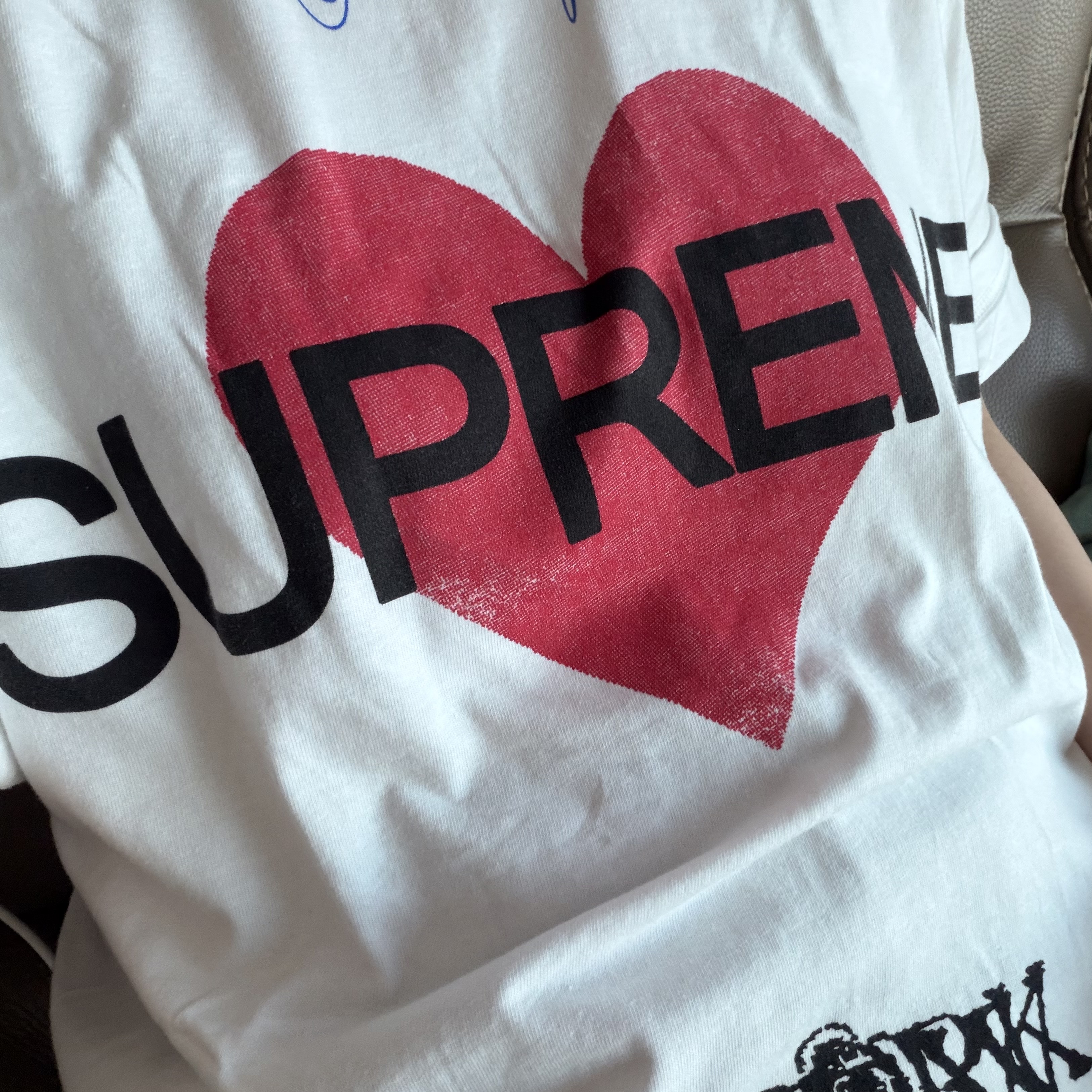 Supreme Announcing T-Shirt White - 25SS 착용 스타일