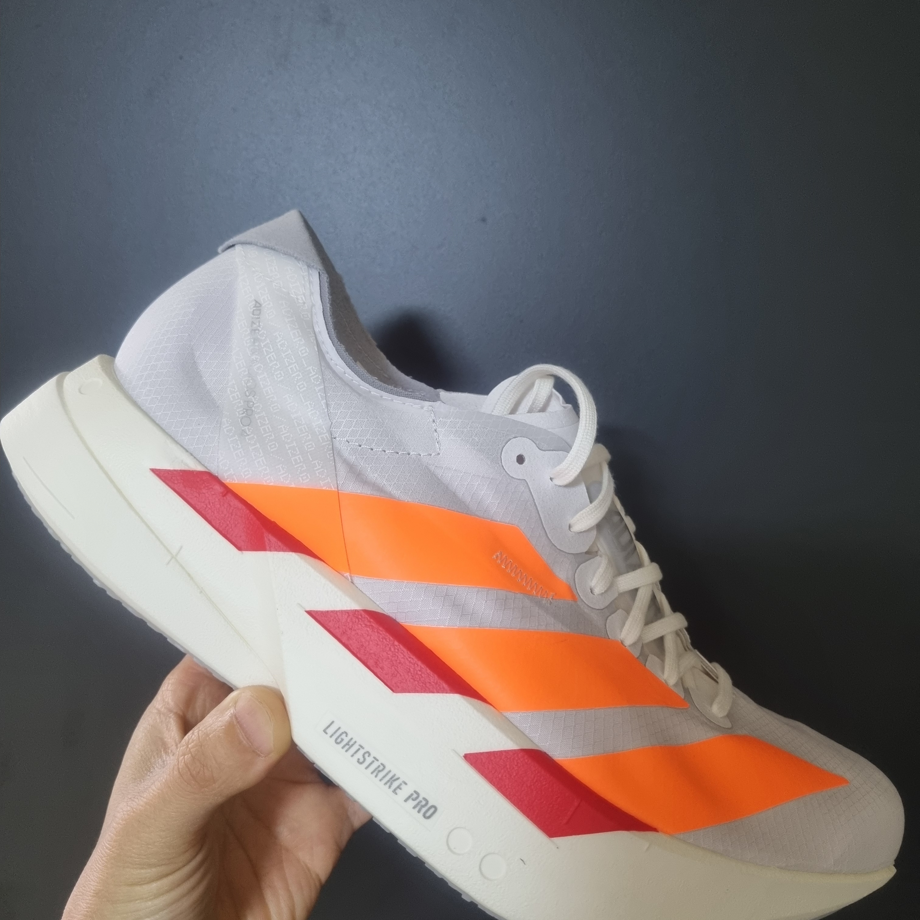 Adidas Adizero Adios Pro 4 Cloud White Lucid Orange 착용 스타일
