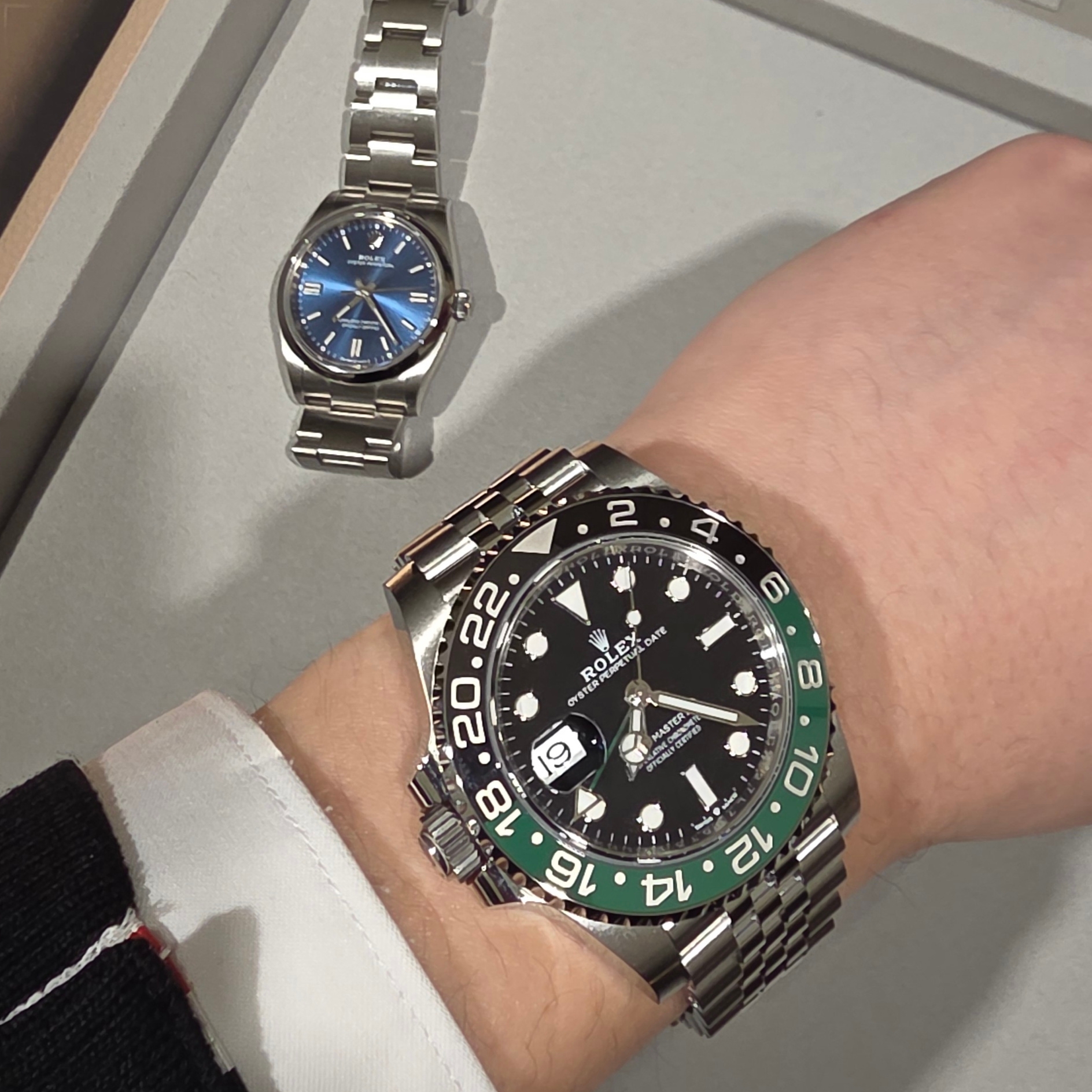 Rolex GMT-Master II 40mm 126720VTNR Black Jubilee, Rolex Oyster Perpetual 36mm 126000 Bright blue Oyster 착용 스타일