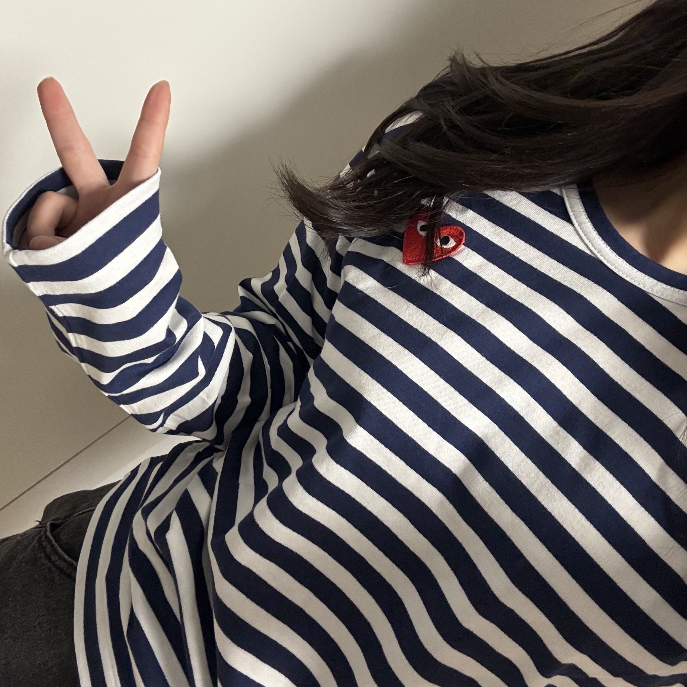 Play Comme des Garcons Red Heart Striped LS T-Shirt Navy White 착용 스타일 - 2