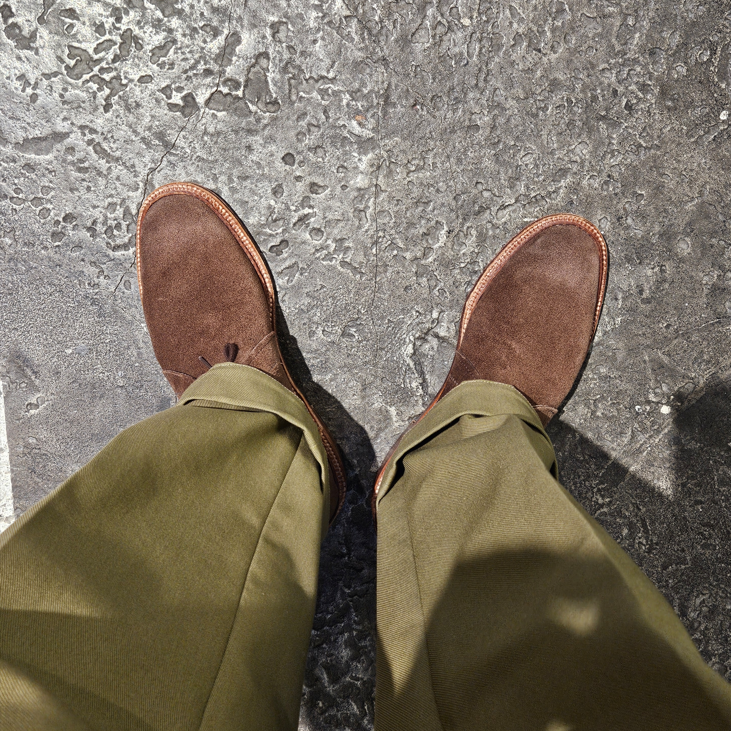 Alden 1493 Suede Unlined Chukka Boot Snuff - D 착용 스타일 - 3