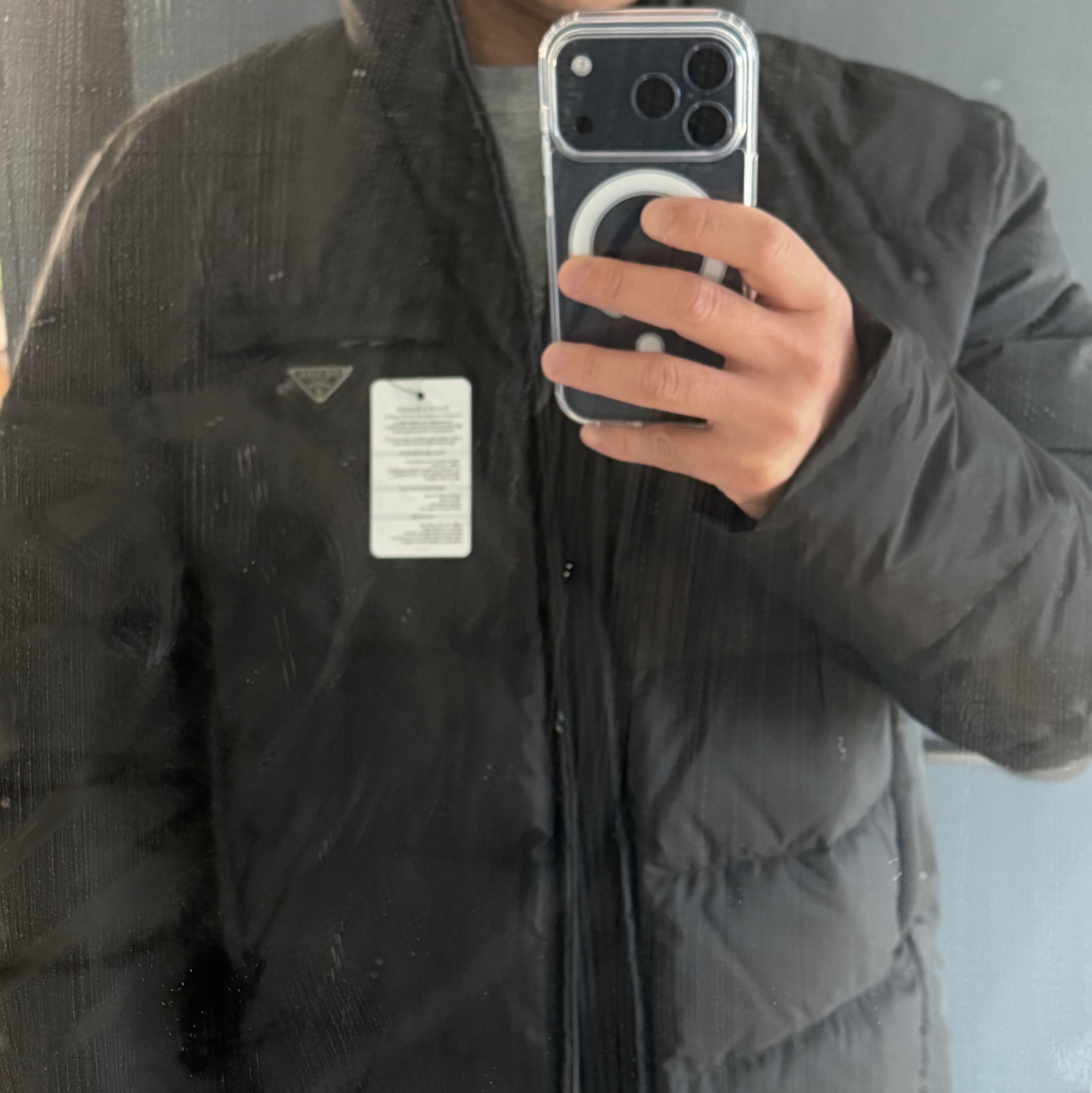 Prada Re-Nylon Down Jacket Black 착용 스타일 - 2