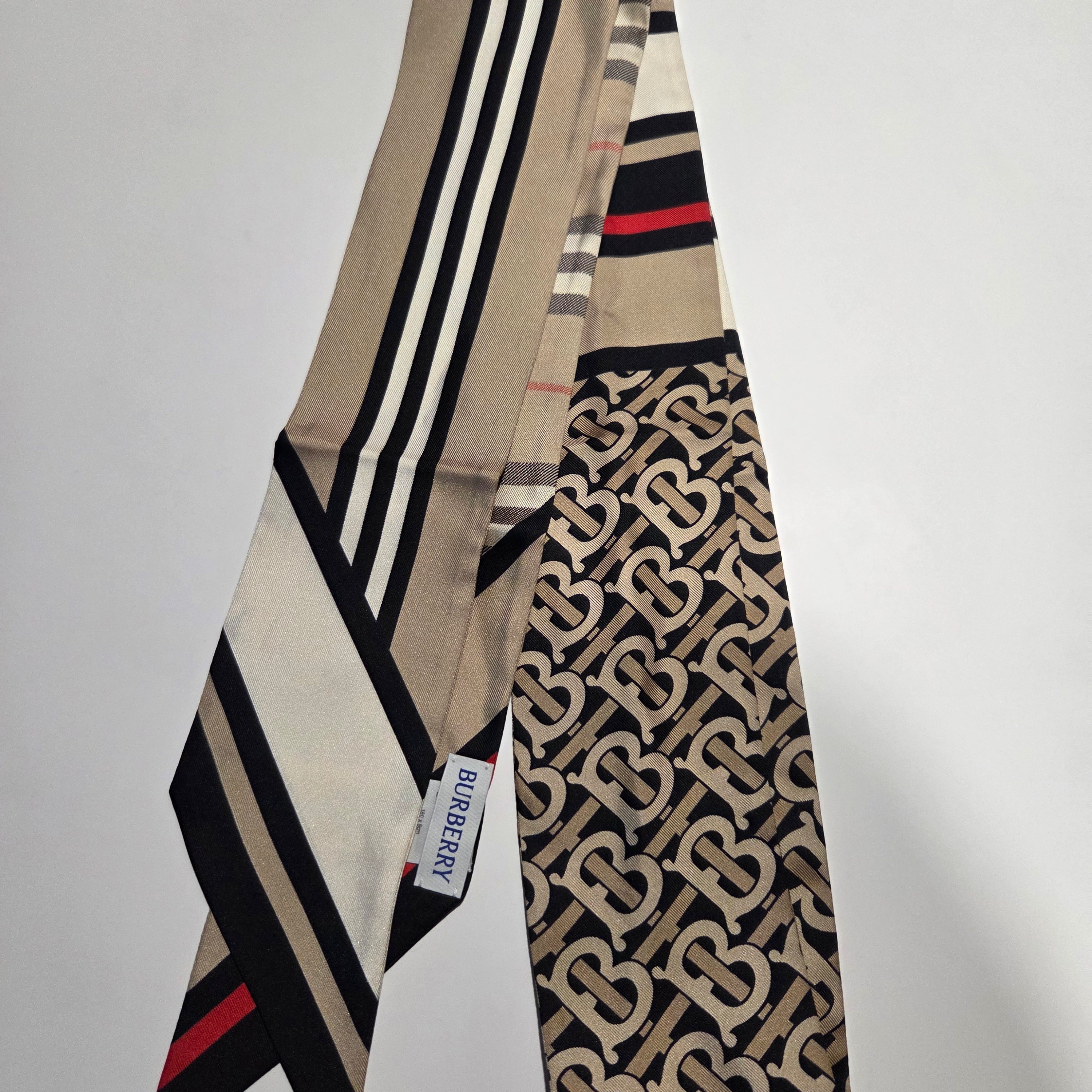 (W) Burberry Montage Print Silk Skinny Scarf Archive Beige 착용 스타일