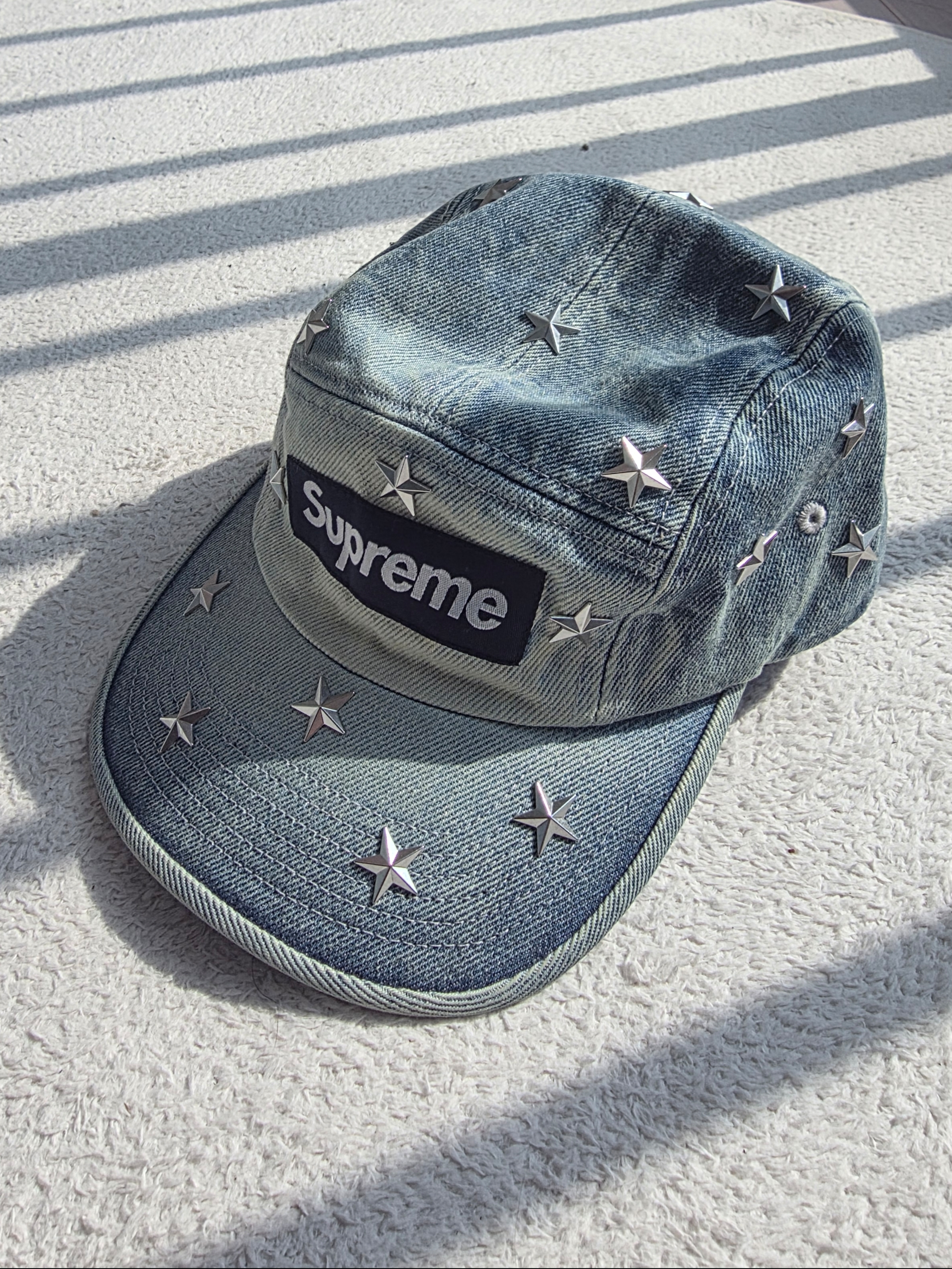 Supreme Stars Studded Denim Camp Cap Washed Indigo - 26SS 착용 스타일