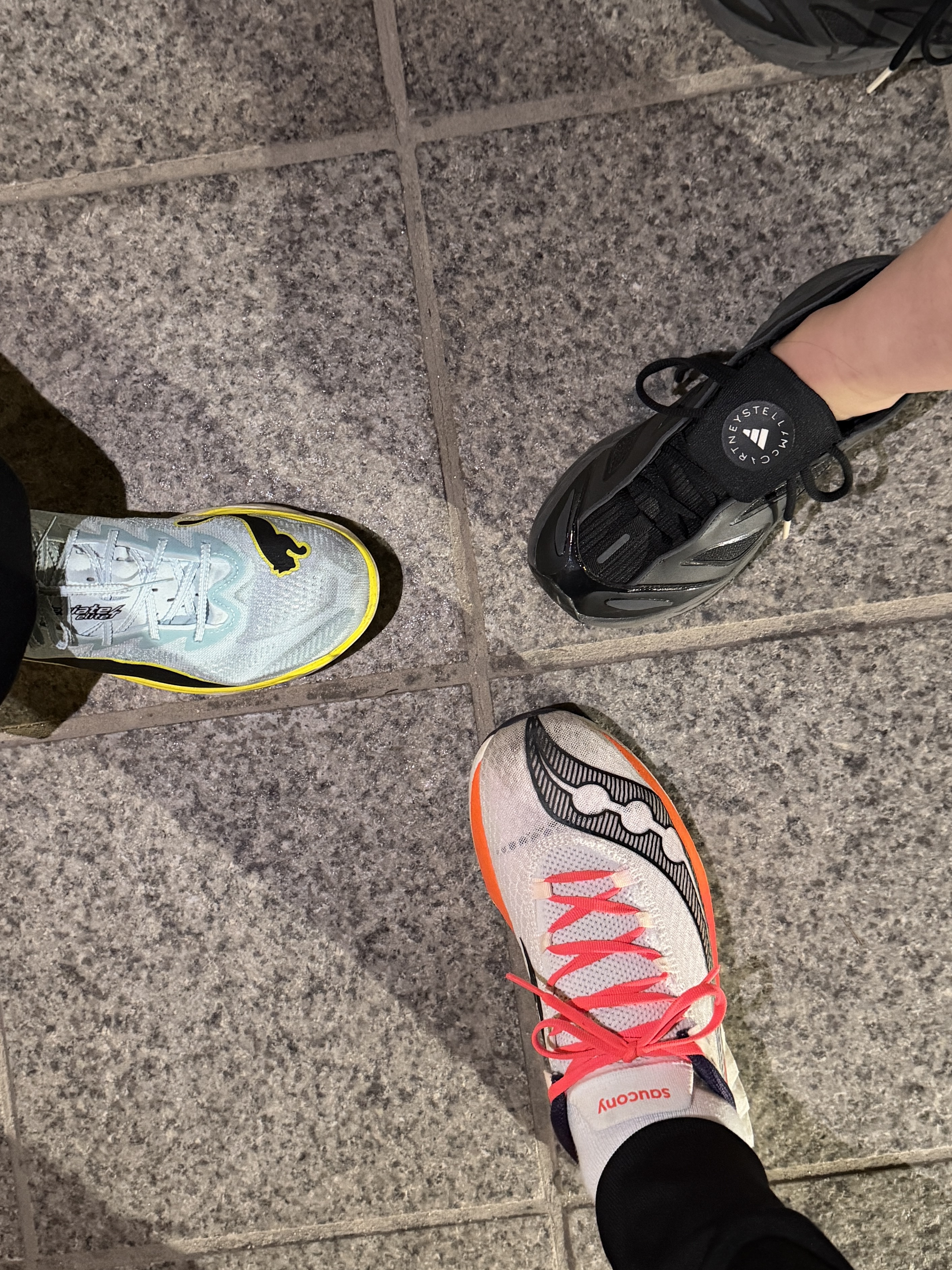 Saucony Endorphin Pro 4 White, Puma Deviate Nitro Elite 4 Fresh Water Lemon Crush 착용 스타일 - 1