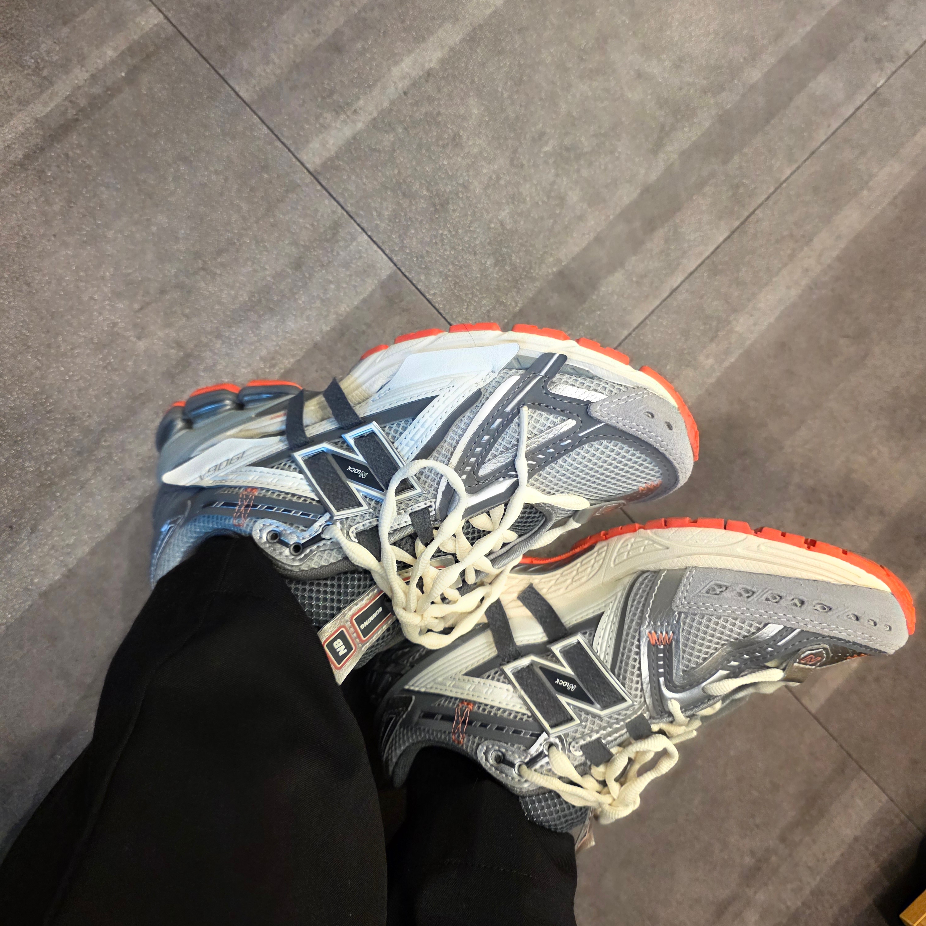 New Balance 1906A Silver Metallic Castlerock, New Balance 1906A Slate Grey Raincloud 착용 스타일 - 2
