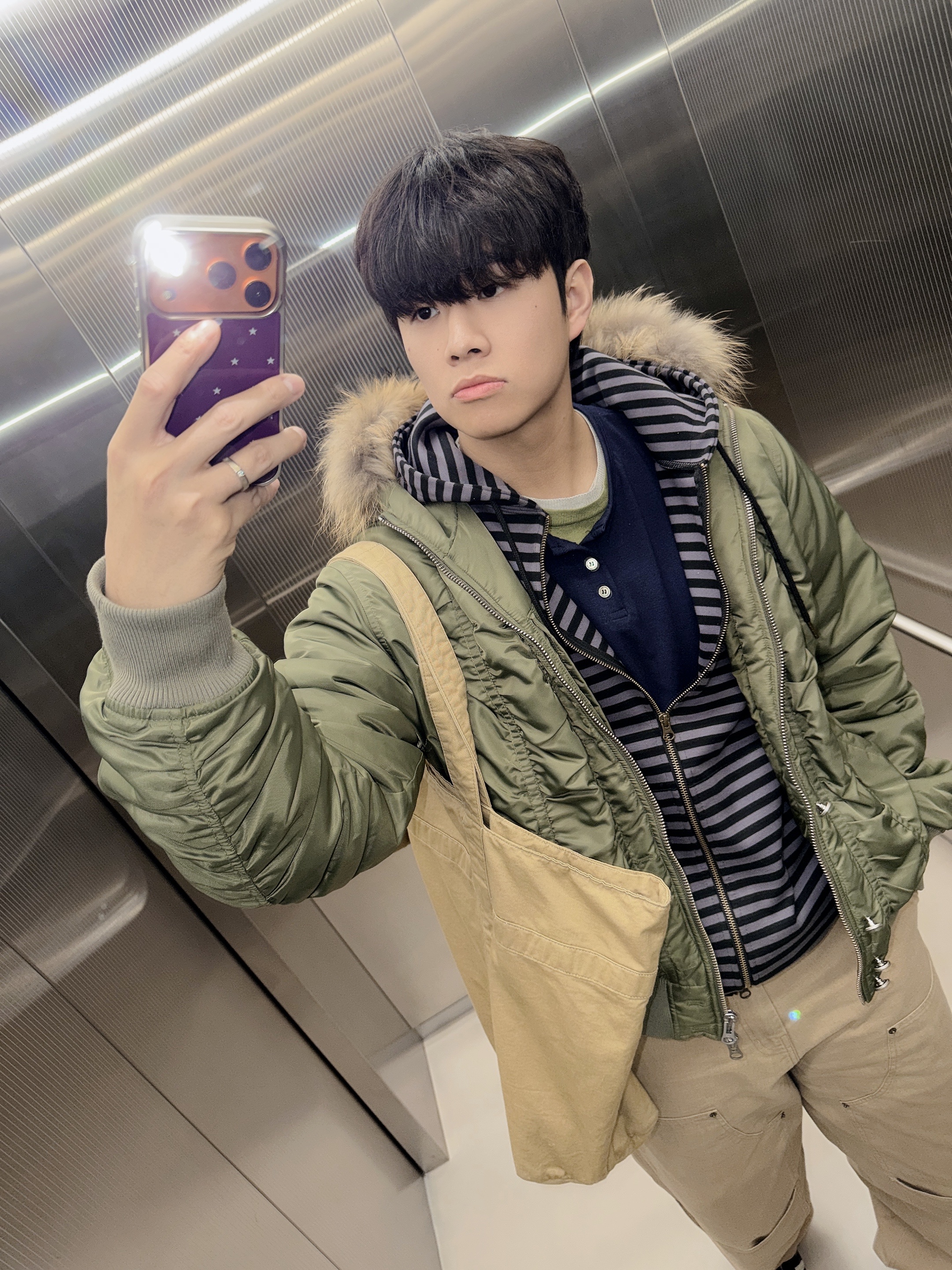 Thevinylhouse Fur Hooded MA-1 Jacket Khaki 착용 스타일 - 2