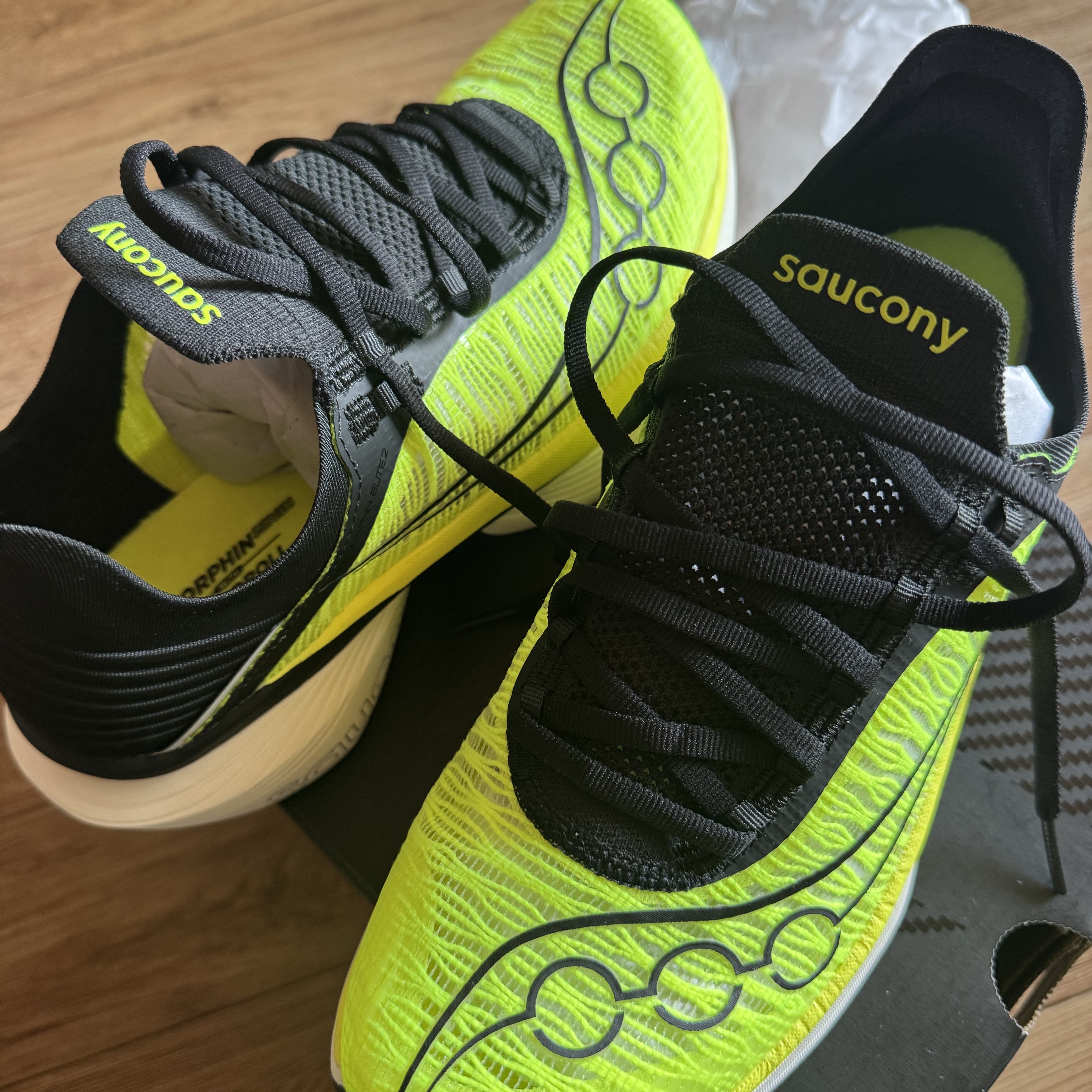 Saucony Endorphin Elite 2 Citron Black 착용 스타일 - 2