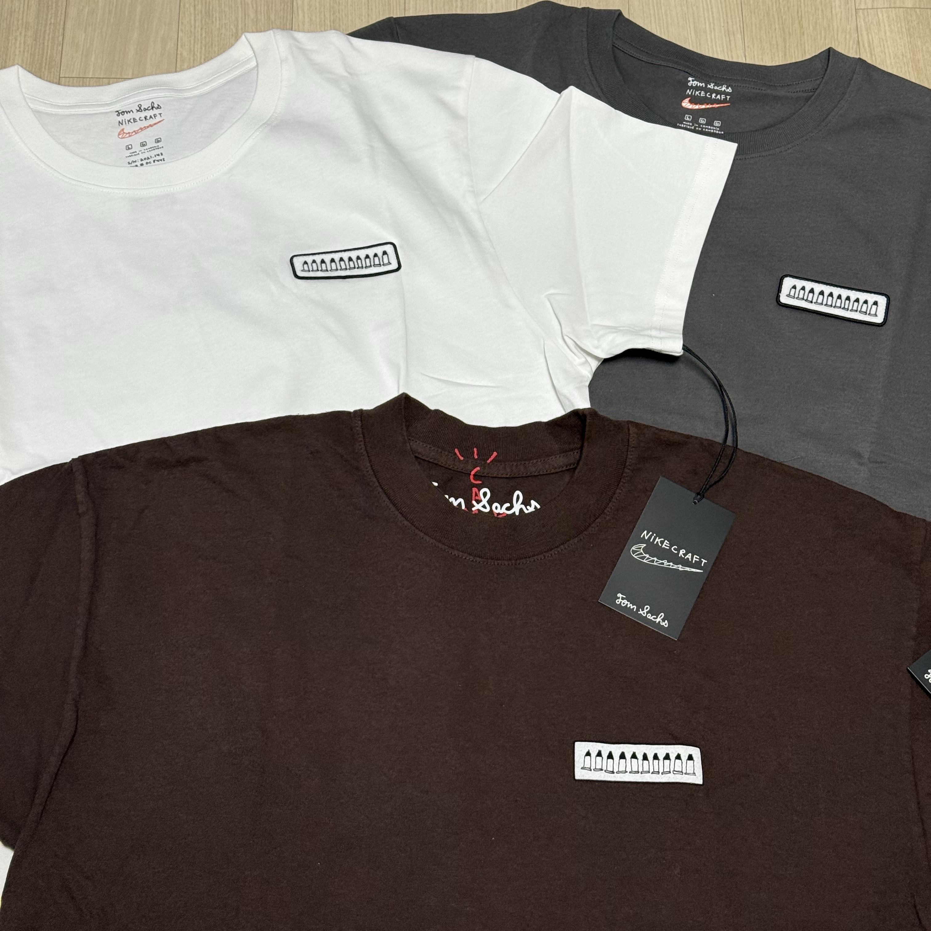 Travis Scott Cactus Jack x Tom Sachs Ten Bullets T-Shirt Brown, Nike x Tom Sachs Craft I.S.R.U Uniform Shop T-Shirt Midnight Fog (DC8445-039) 착용 스타일 - 2