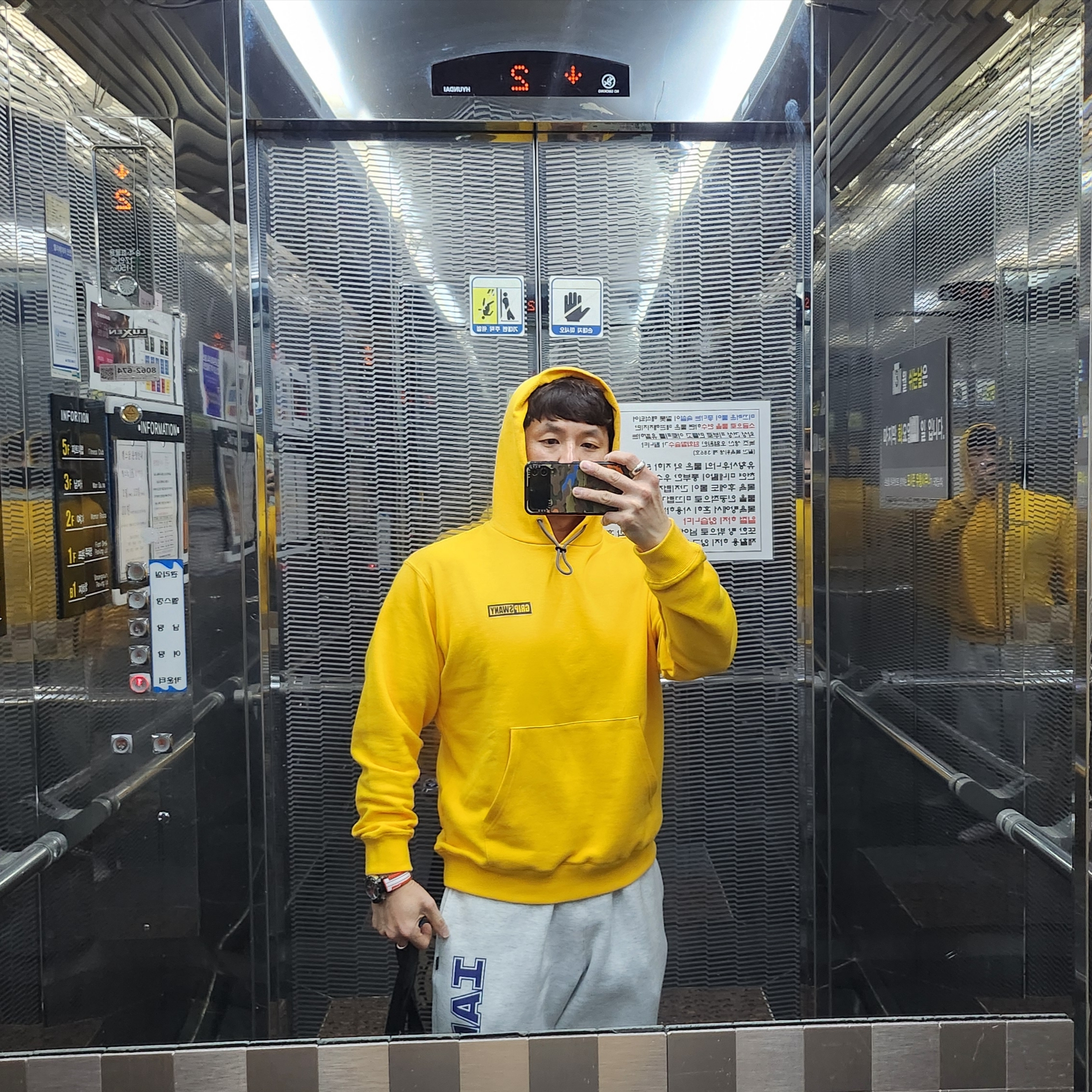IAB Studio IAB Straight Logo Sweatpants Light Gray 착용 스타일