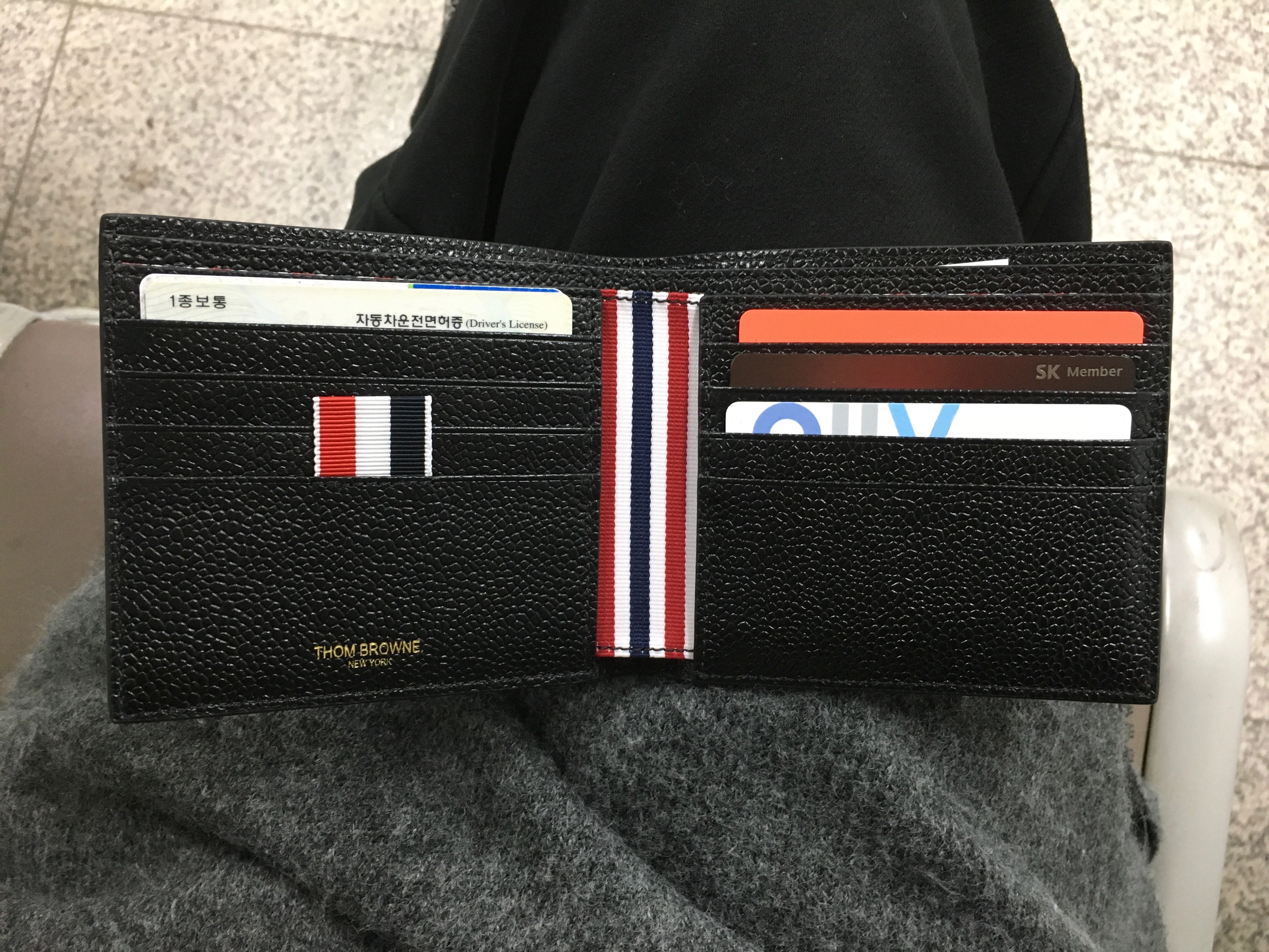 Thom Browne Pebble Grain Bill Fold Wallet Black 착용 스타일