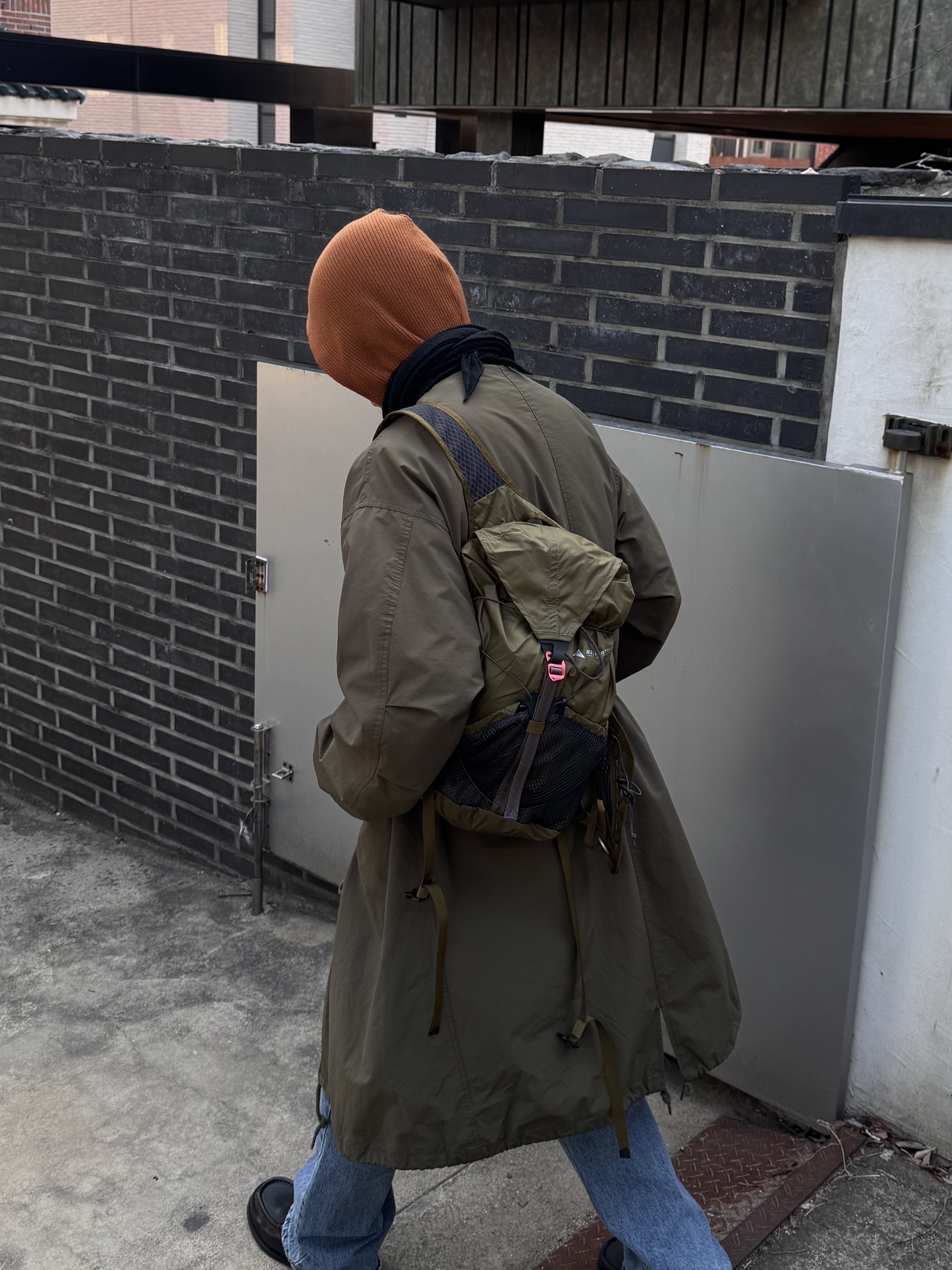 Gentle Monster x Maison Margiela MM007 Black Black, Klattermusen Tjalve 2.0 10L Backpack Olive 착용 스타일 - 2