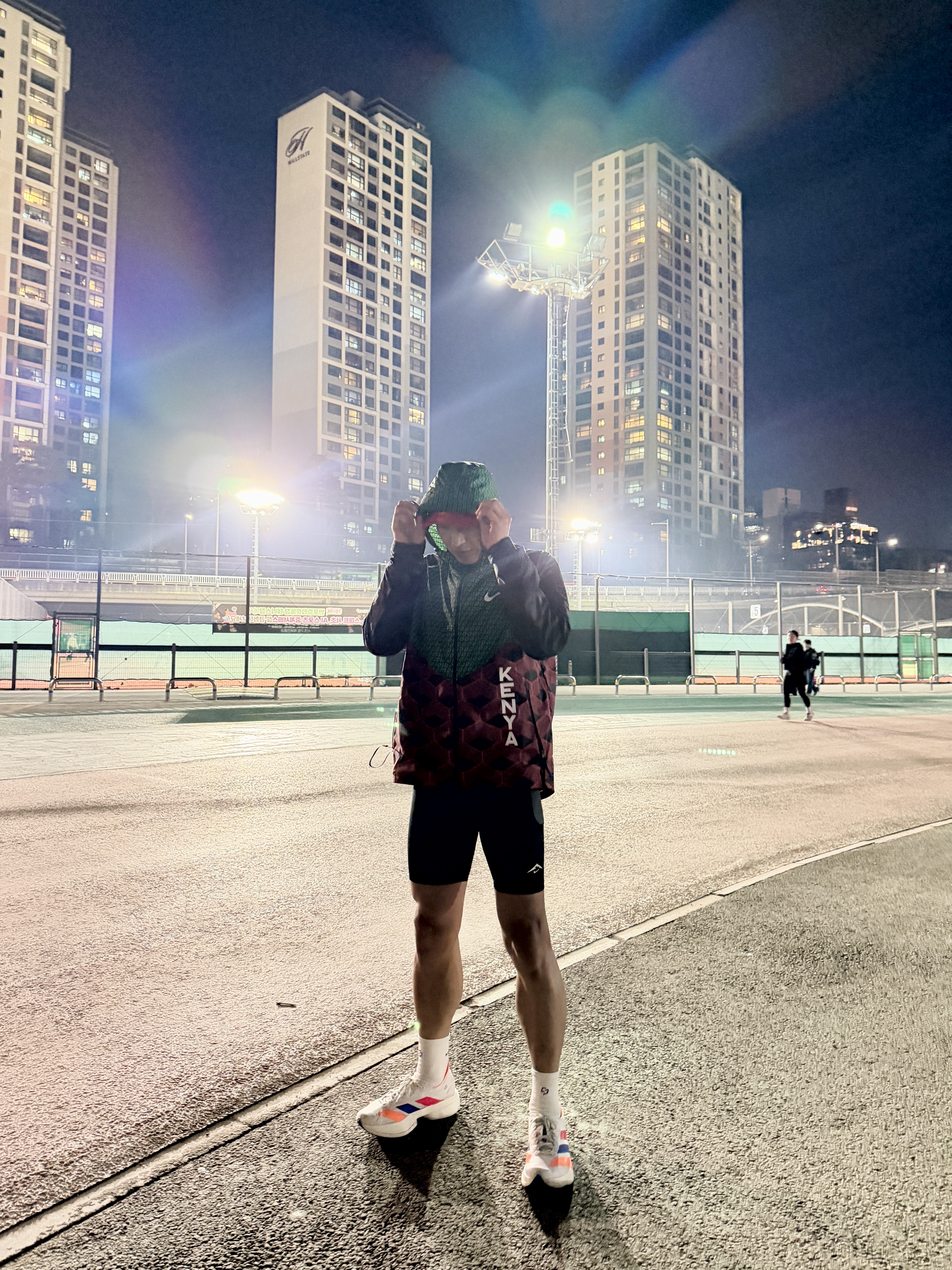 Adidas Seoul Marathon Adizero Adios Pro 4 Cloud White Lucid Red, Nike Lava Loops Dri-Fit ADV Running Tights Black Anthracite - Asia 착용 스타일 - 1