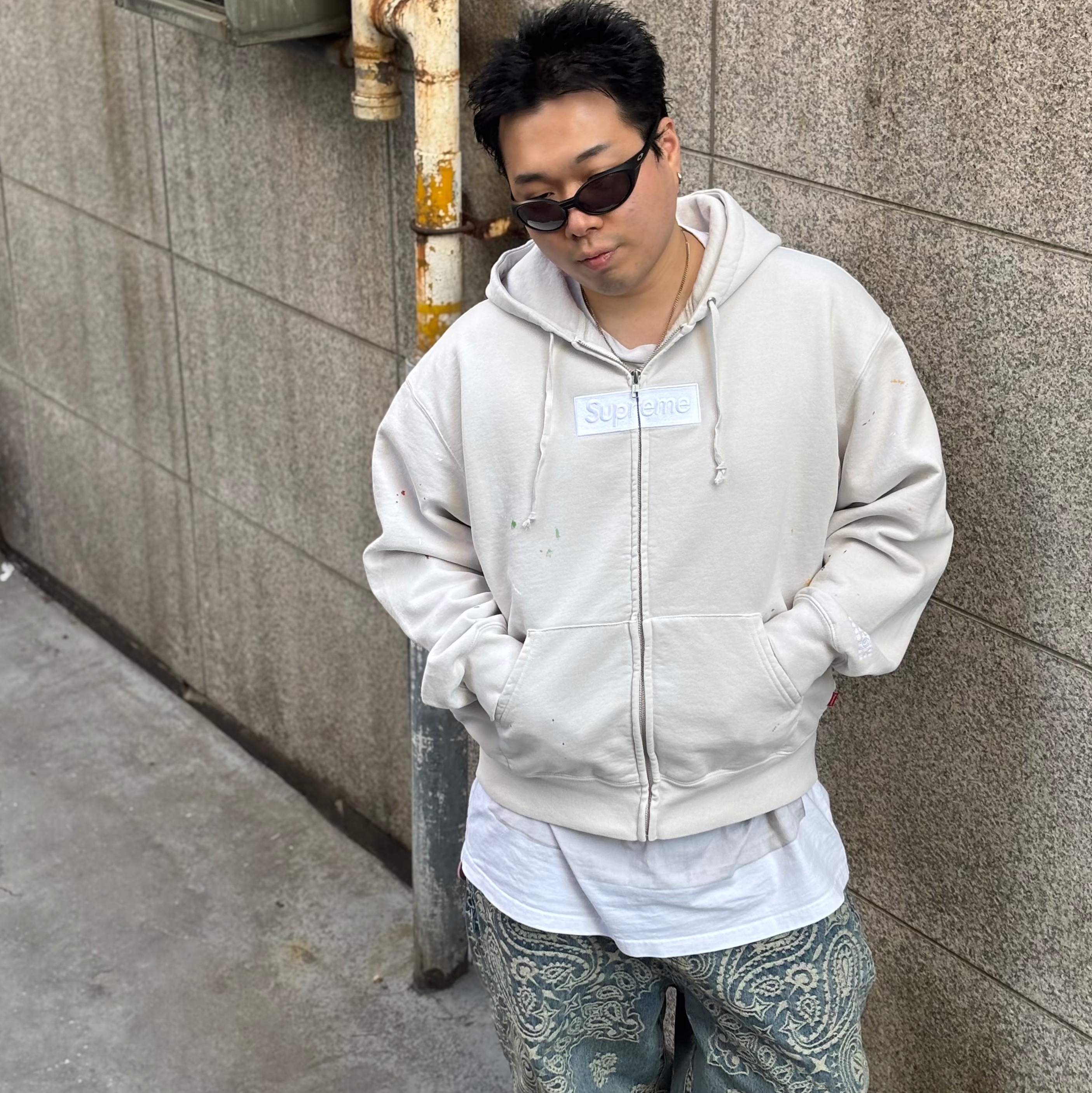 Supreme x MM6 Maison Margiela Box Logo Zip Up Hooded Sweatshirt White - 26SS, Supreme x MM6 Maison Margiela Box Logo T-Shirt White - 24SS 착용 스타일 - 2