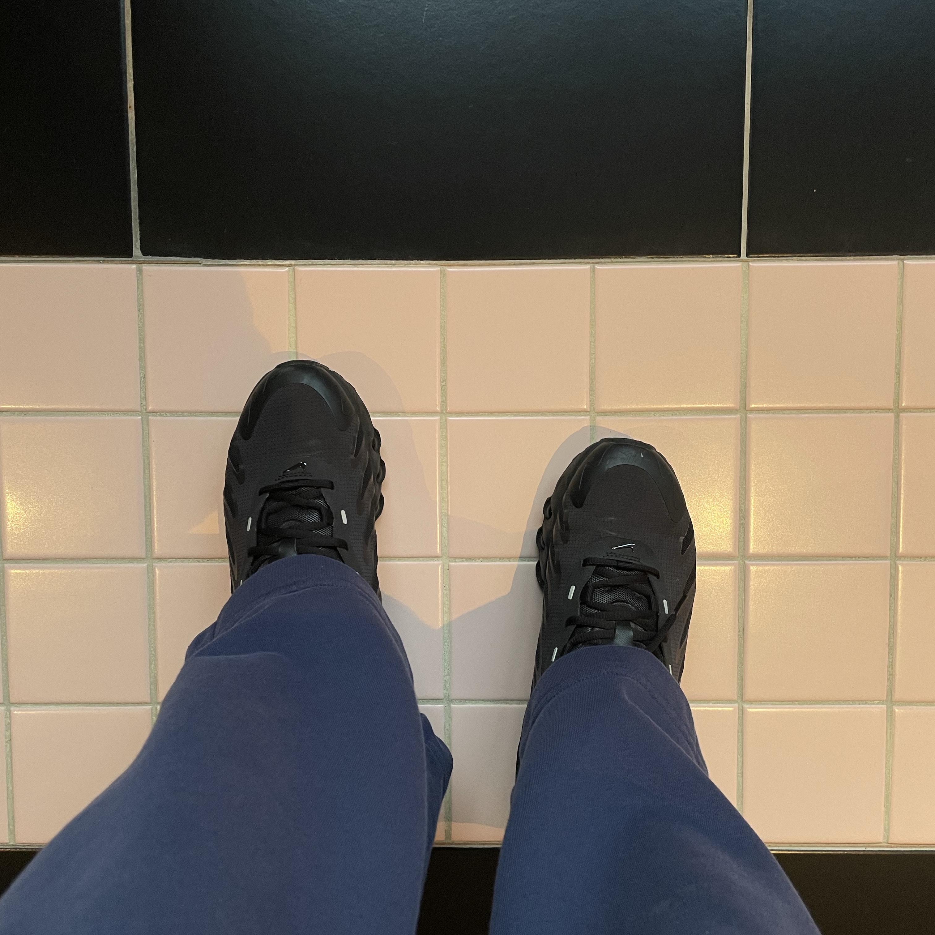 Nike Air Max Dn8 Black Anthracite 착용 스타일 - 2