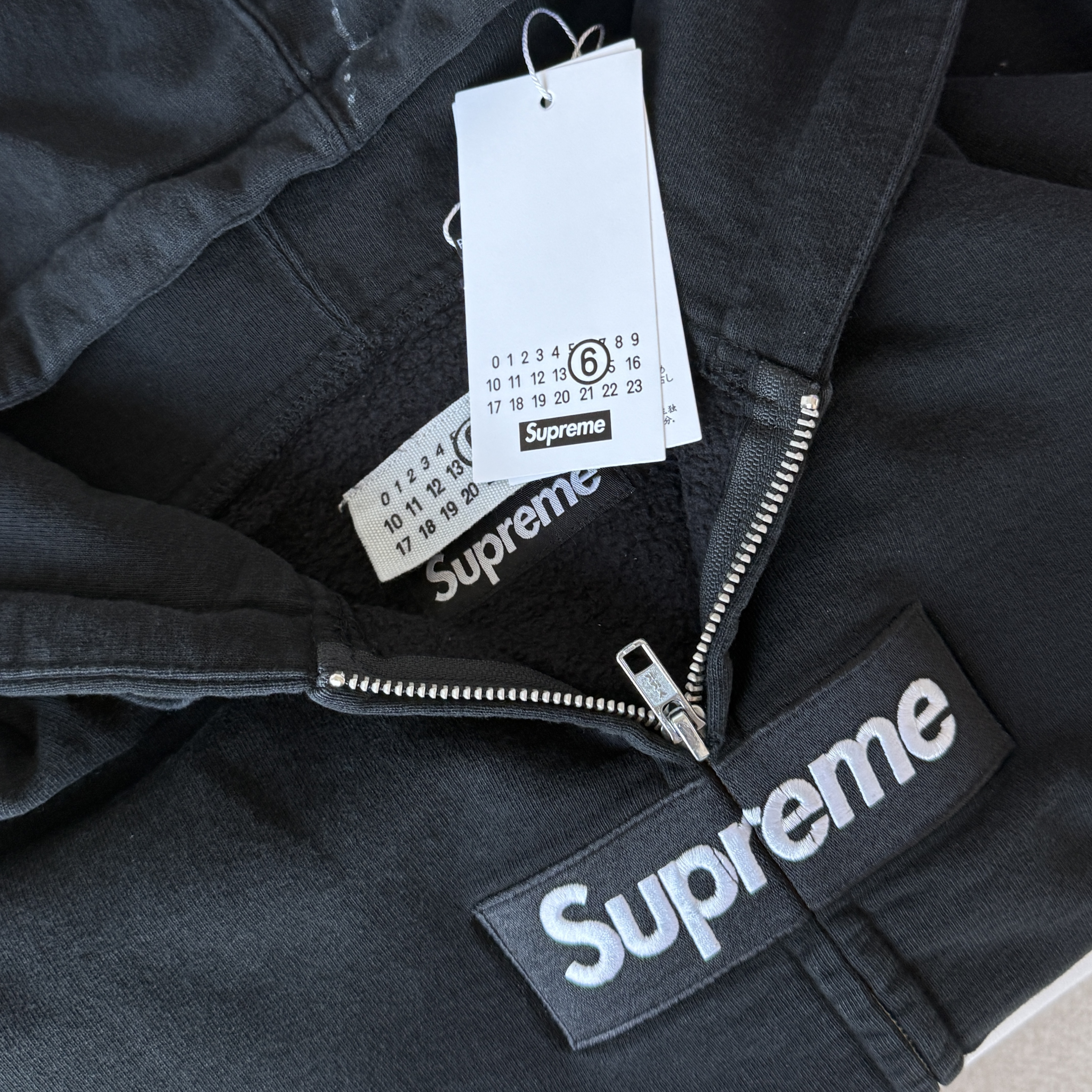 Supreme x MM6 Maison Margiela Box Logo Zip Up Hooded Sweatshirt Black - 26SS 착용 스타일