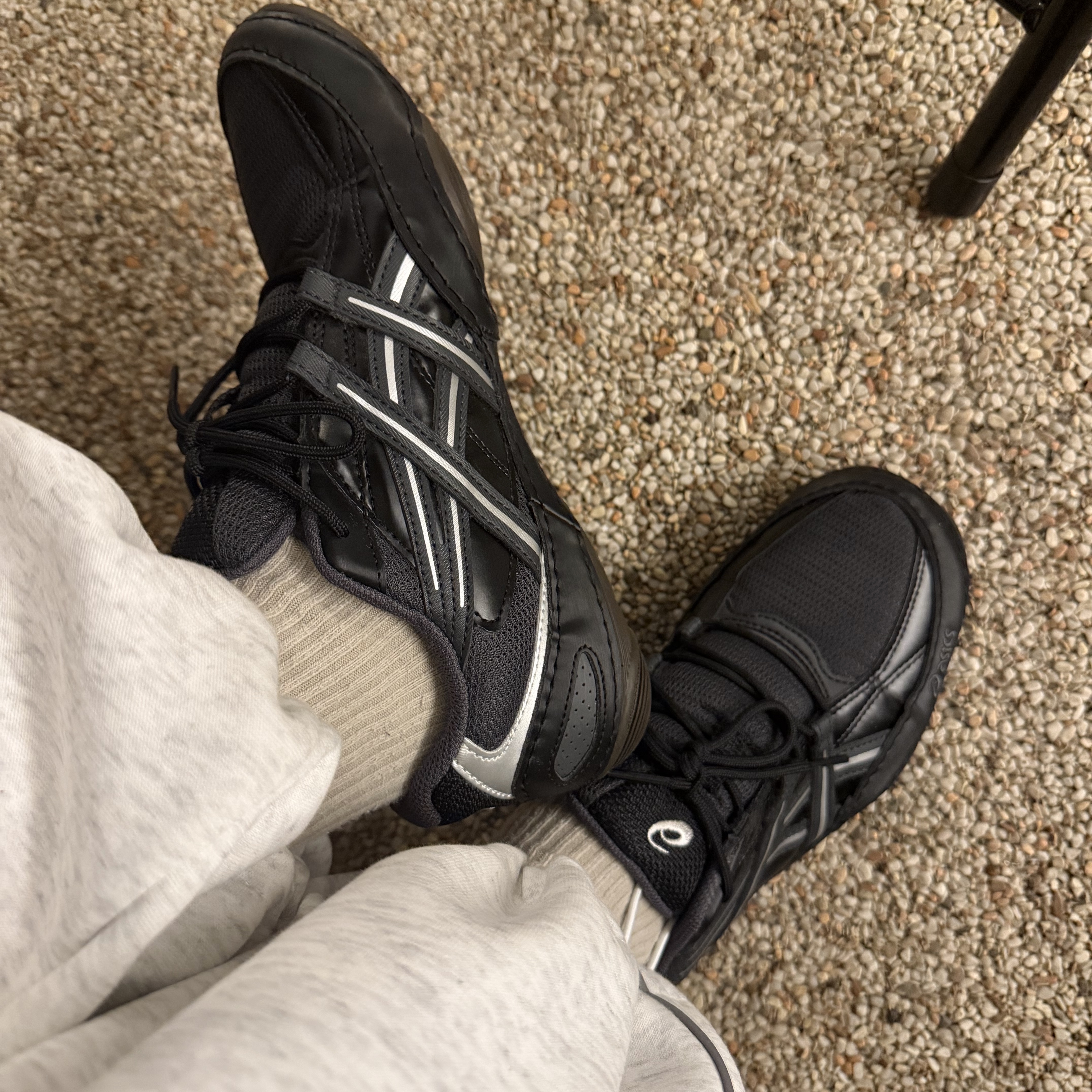 Asics Hypersync Graphite Grey Black 착용 스타일 - 1