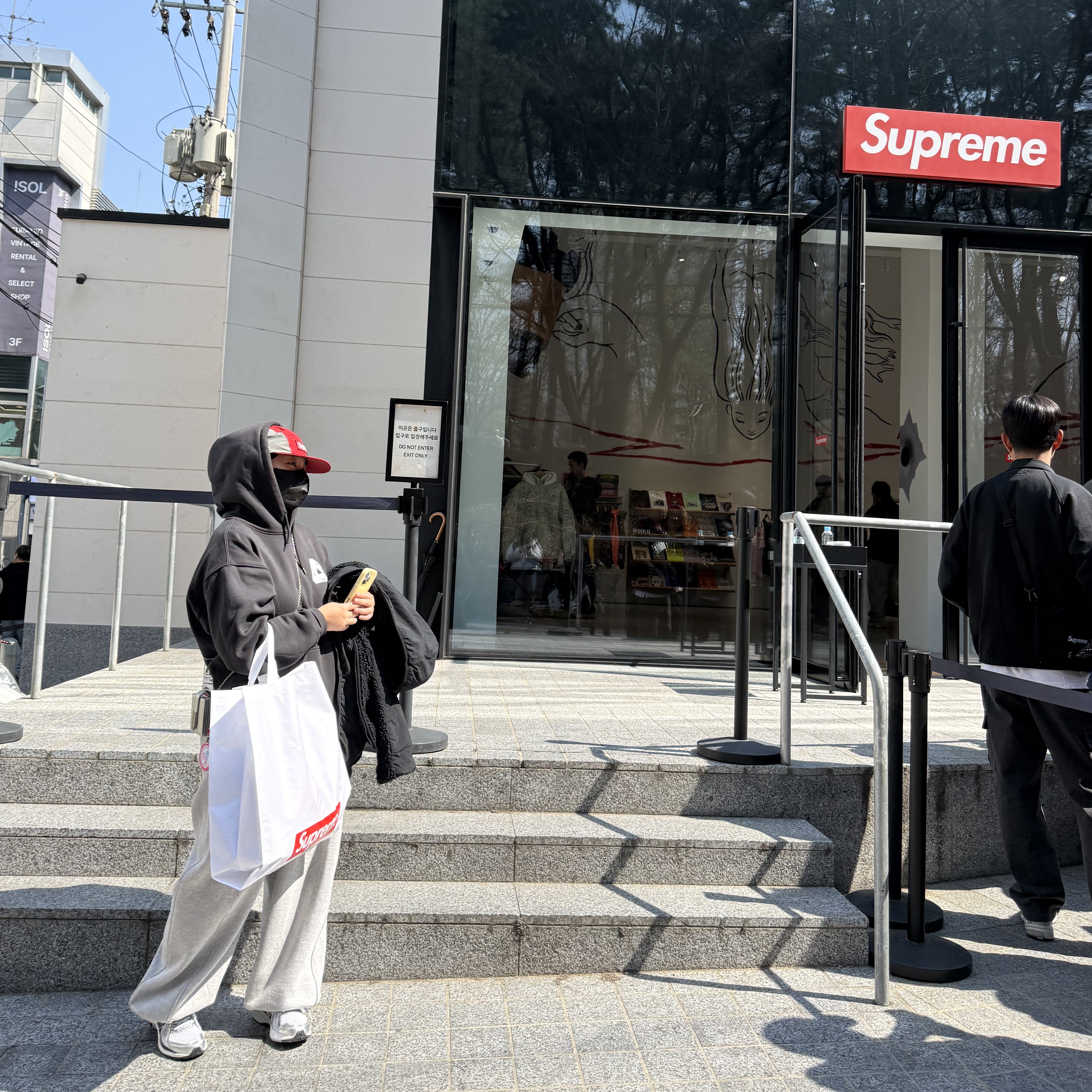 Supreme x MM6 Maison Margiela Box Logo Zip Up Hooded Sweatshirt Black - 26SS, Supreme Gore-Tex Camp Cap Red - 26SS 착용 스타일 - 1