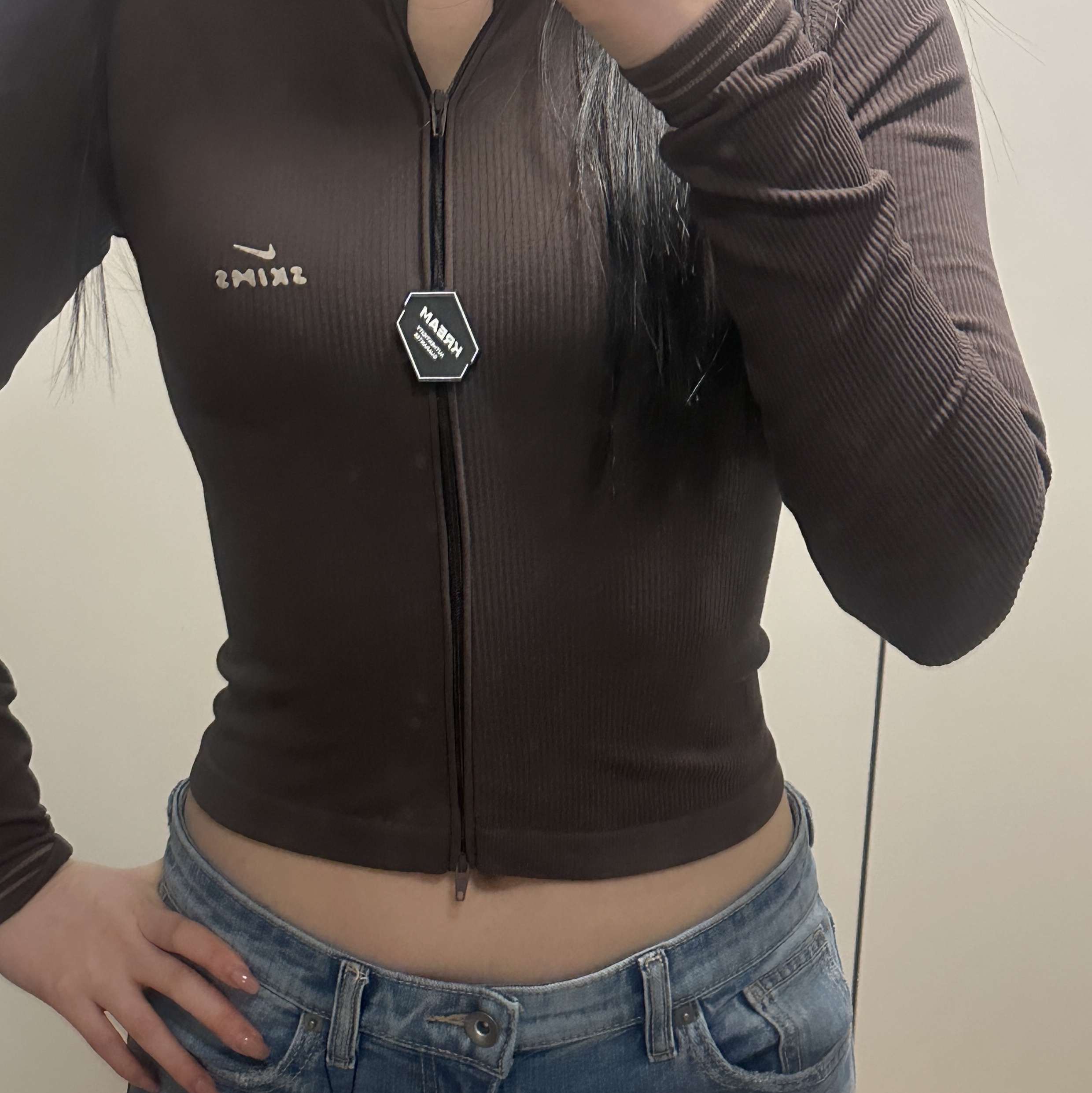 (W) NikeSKIMS Ribbed Seamless Cropped Full-Zip Jacket NSKM Phoenix NSKM Truffle 착용 스타일 - 2