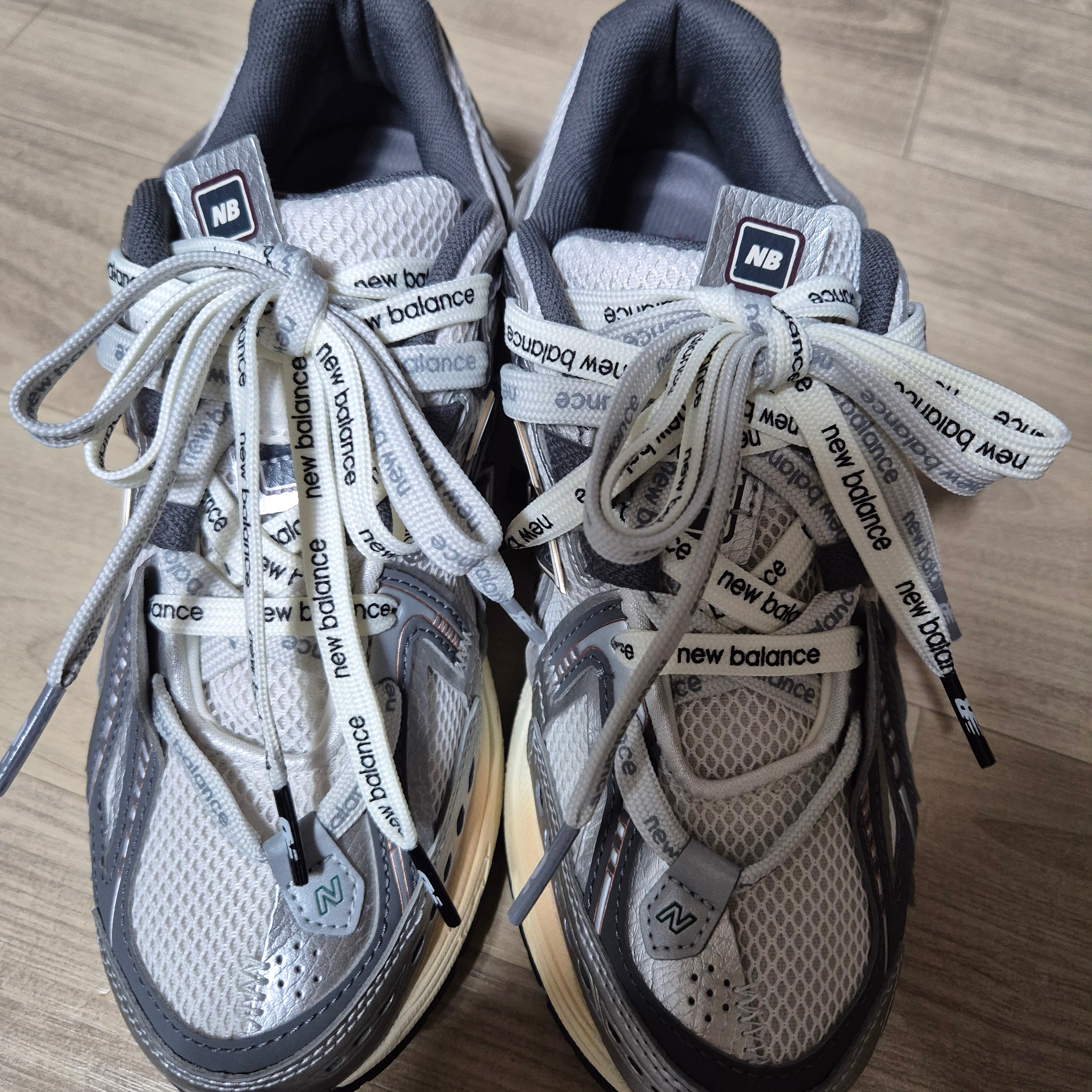 New Balance 1906A Silver Metallic Castlerock 착용 스타일