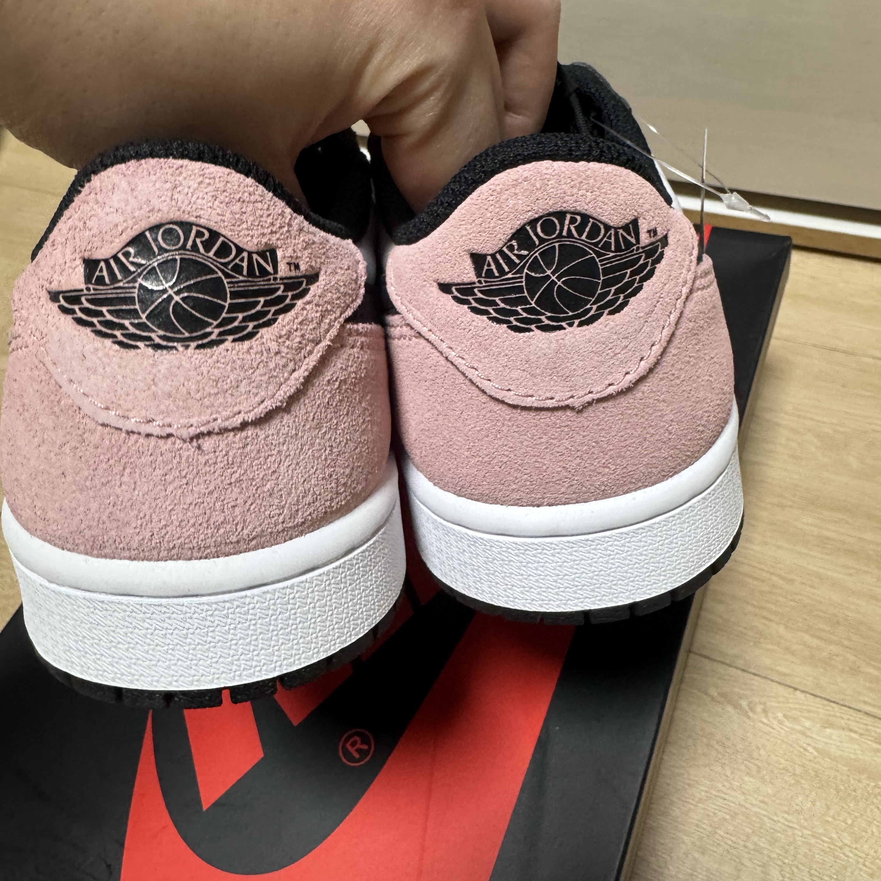 Jordan 1 Retro Low OG Bleached Coral 착용 스타일 - 2