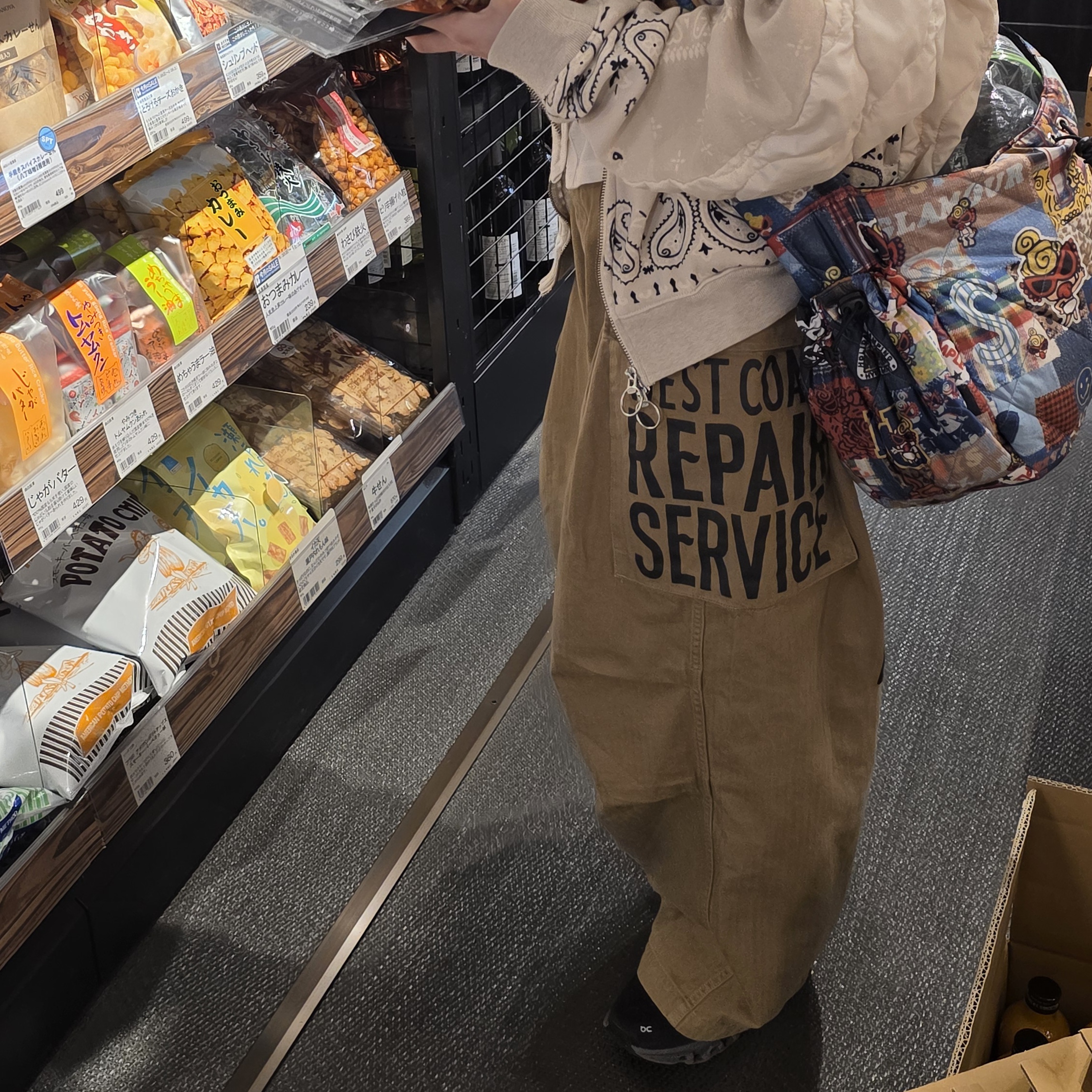 Kapital Herringbone Jumbo Monkey Pants Factory Repair & Embroidery Khaki 착용 스타일