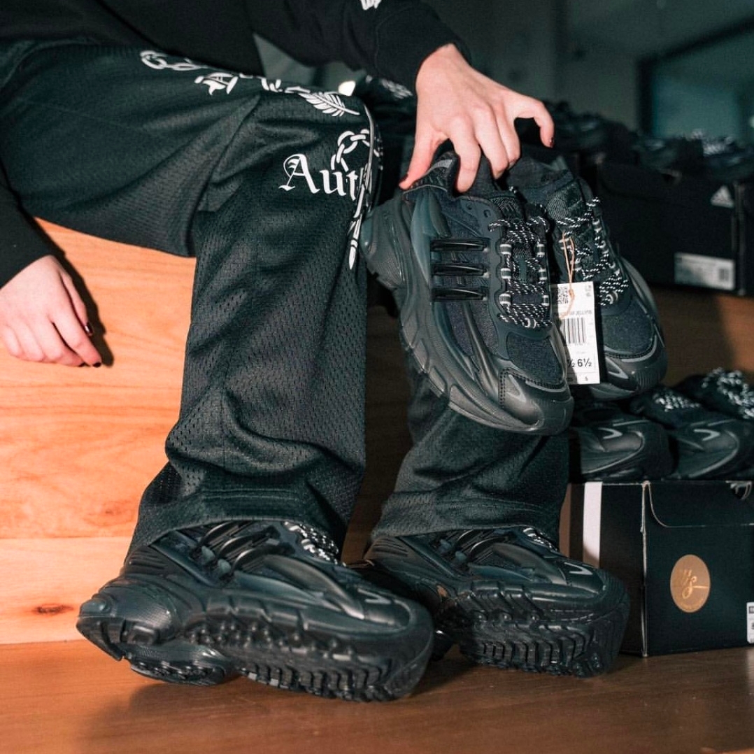 Adidas x Pharrell Williams Virginia Adistar Jellyfish Triple Black 착용 스타일 - 7