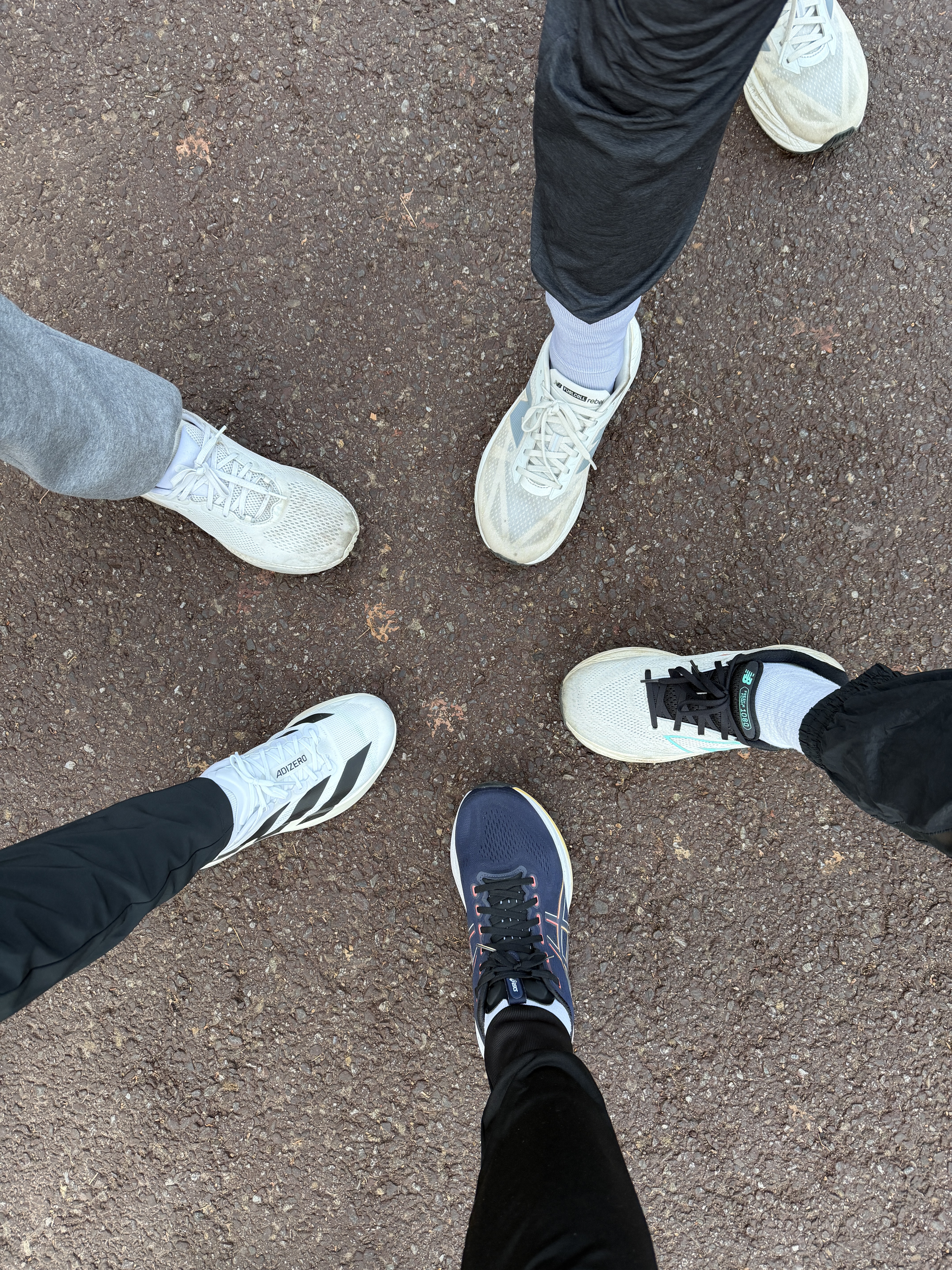 Adidas Adizero EVO SL Cloud White Core Black, New Balance FuelCell Rebel v5 Raincloud Mineral 착용 스타일 - 1