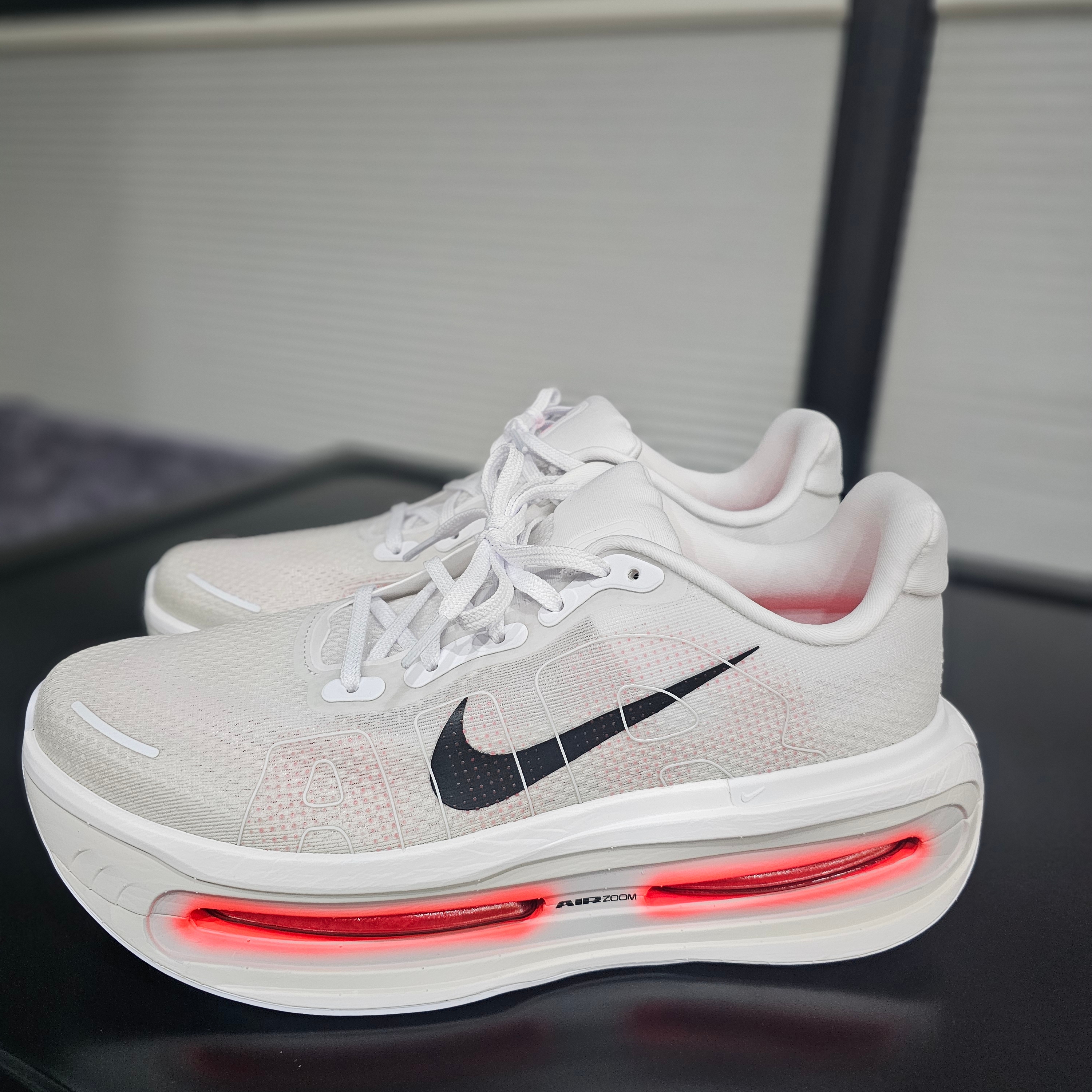 Nike Vomero Premium White Bright Crimson 착용 스타일 - 3