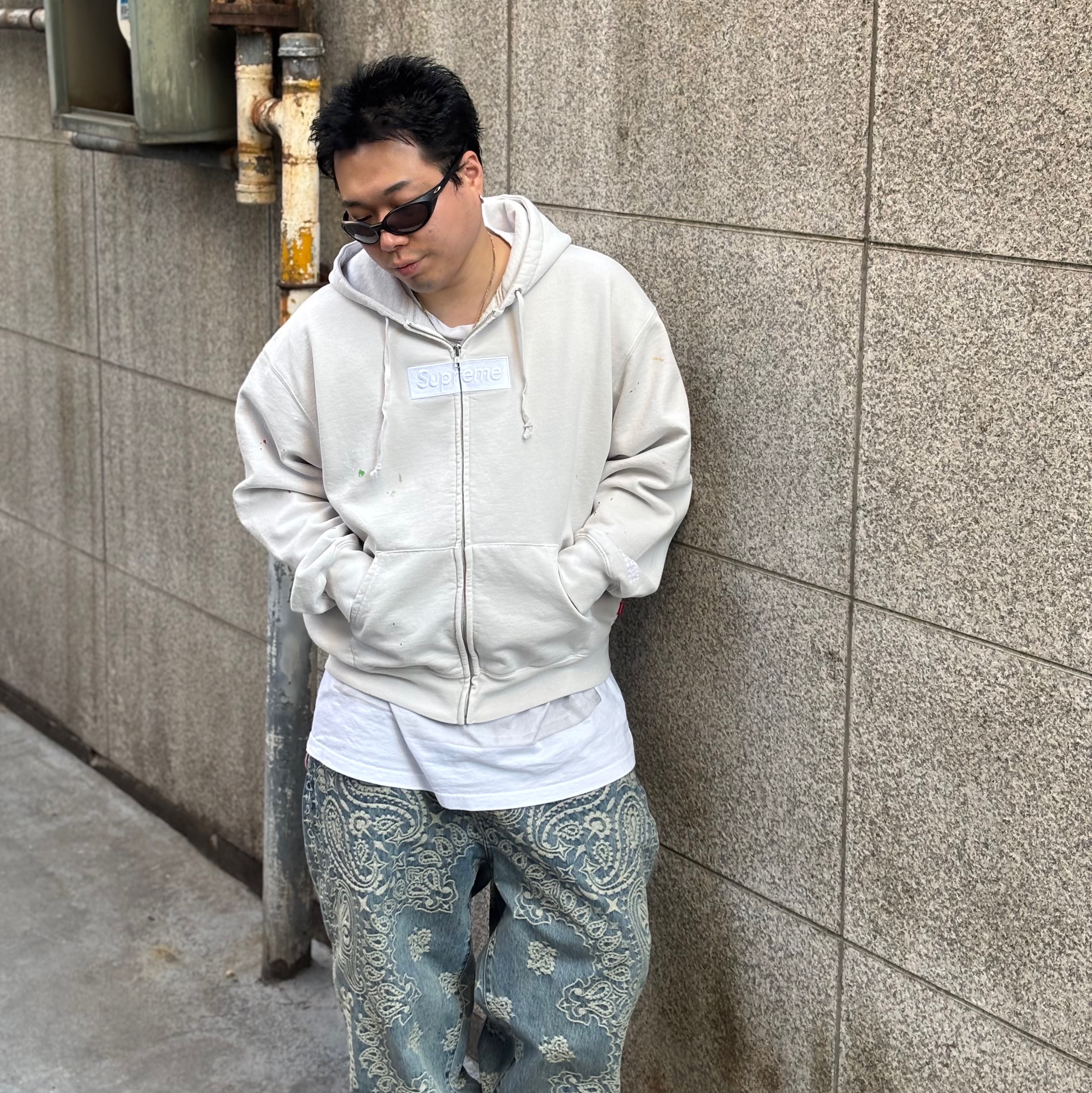Supreme x MM6 Maison Margiela Box Logo Zip Up Hooded Sweatshirt White - 26SS, Supreme x MM6 Maison Margiela Box Logo T-Shirt White - 24SS 착용 스타일 - 5