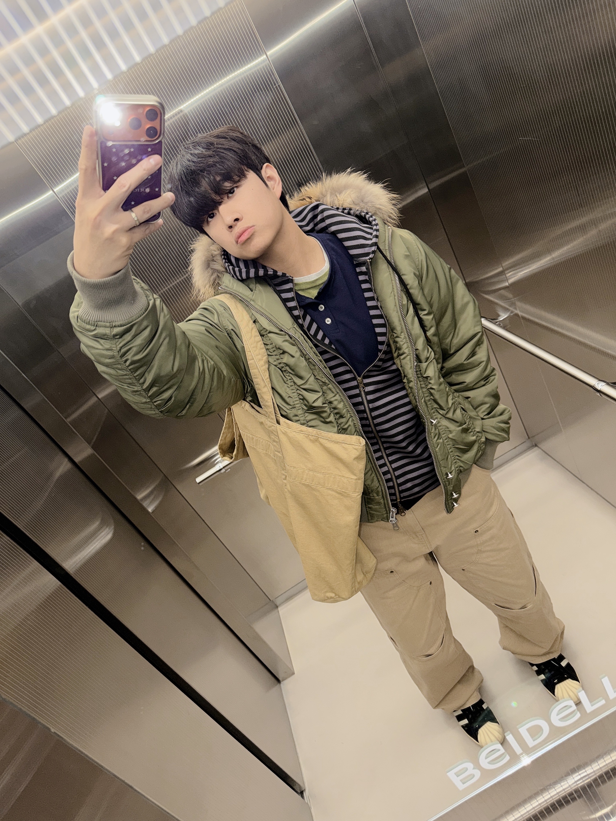 Thevinylhouse Fur Hooded MA-1 Jacket Khaki 착용 스타일 - 1