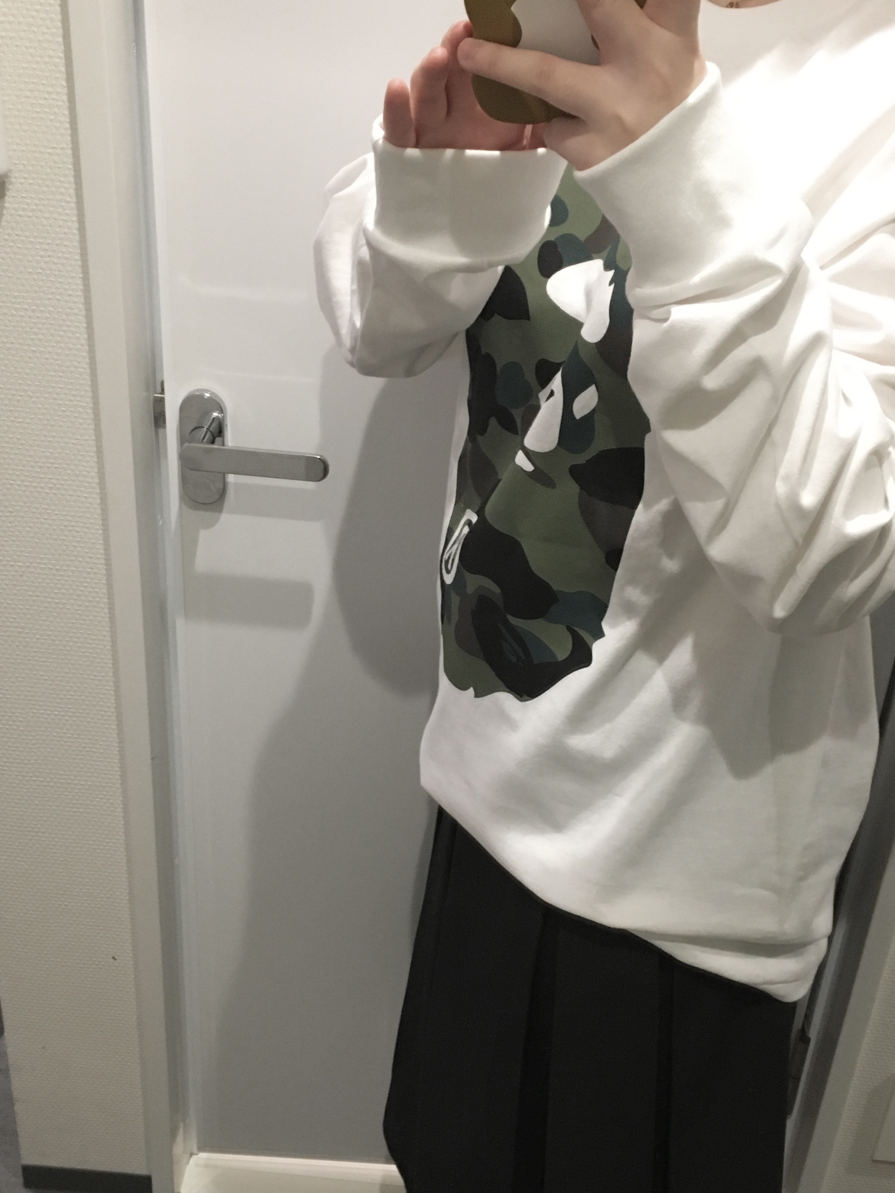 BAPE 1st Camo Big Ape Head L/S T-Shirt White Green 착용 스타일 - 2