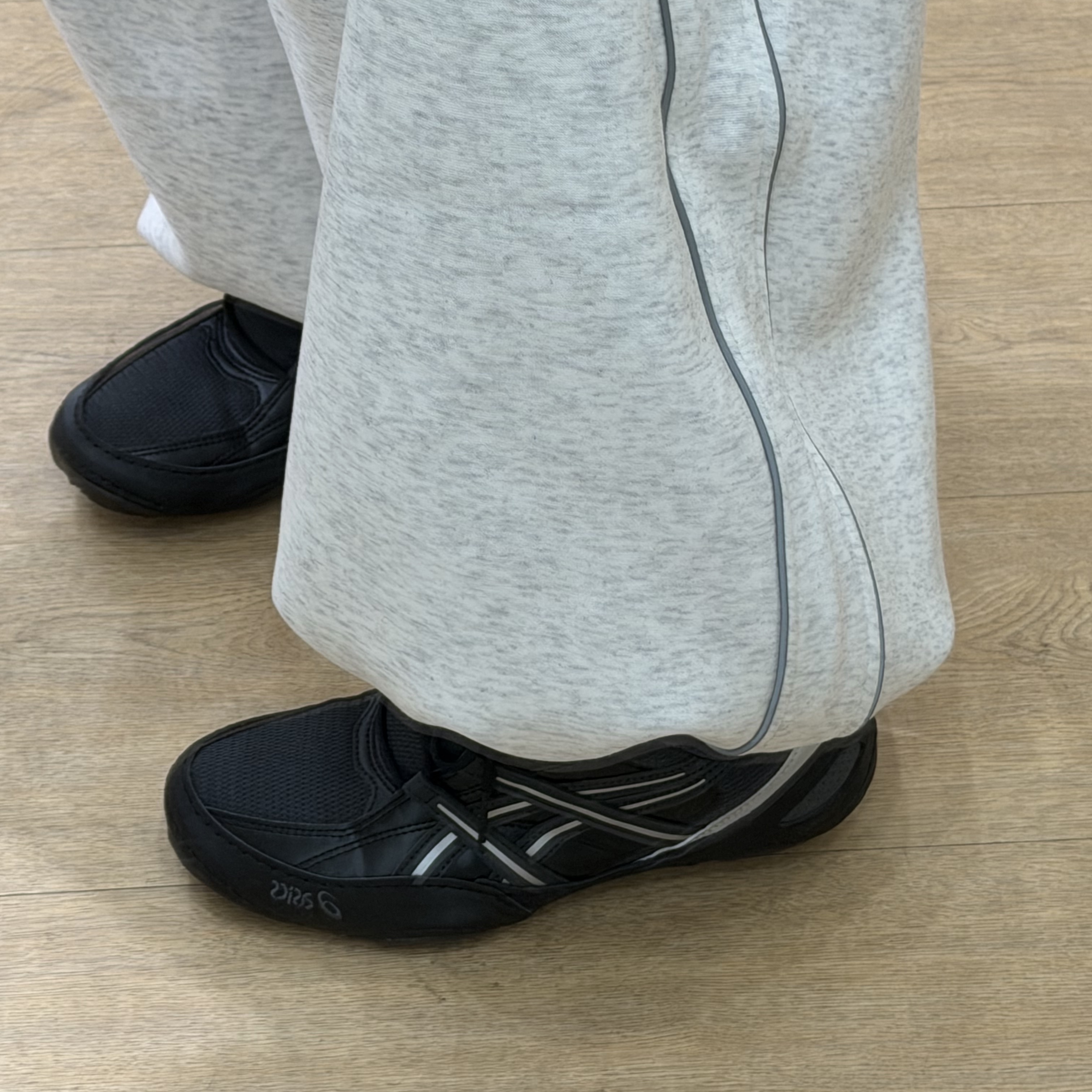 Asics Hypersync Graphite Grey Black 착용 스타일 - 2