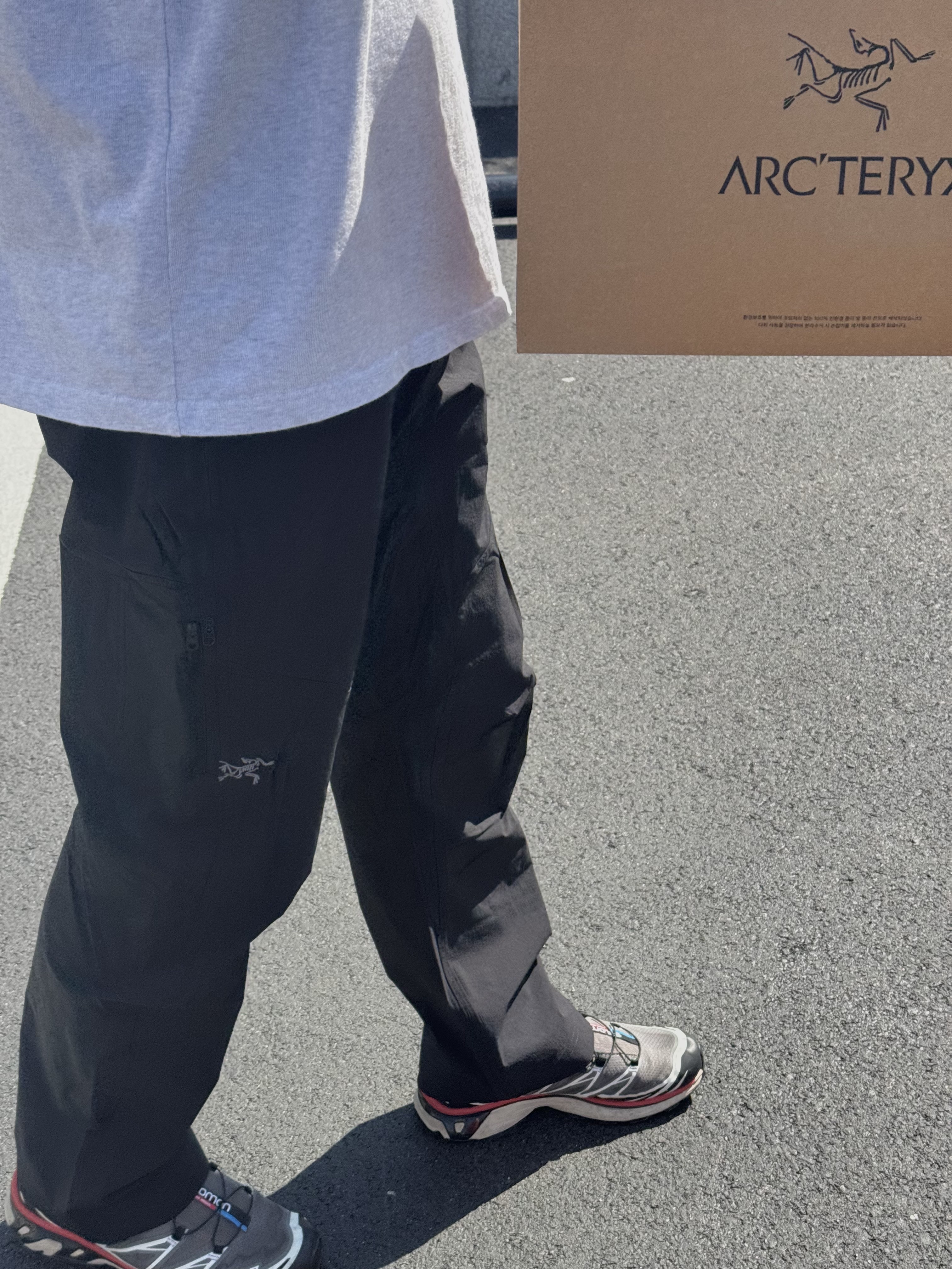 Arc'teryx Cronin Pants Black, Salomon XT-6 Pewter Black 착용 스타일