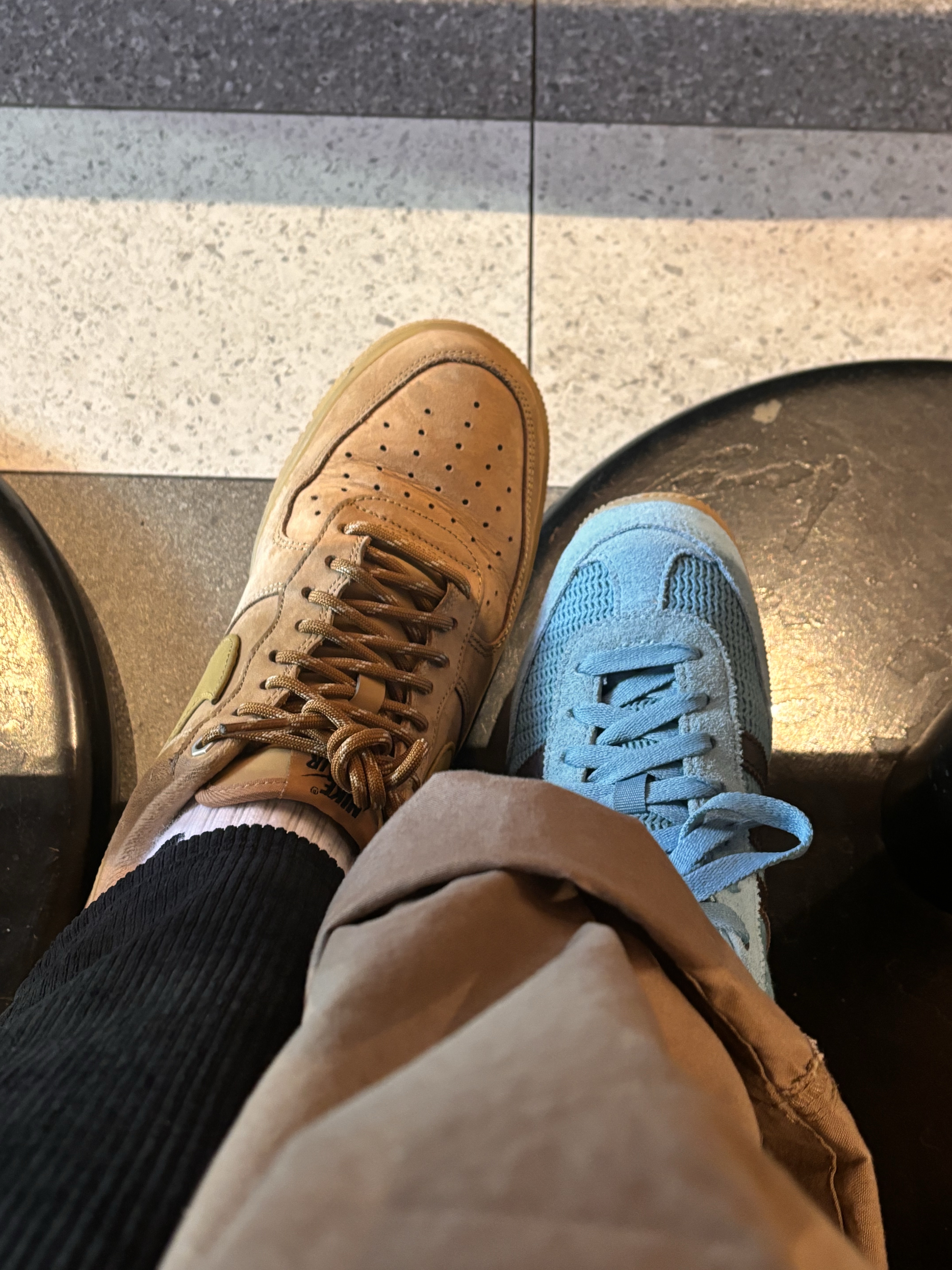 Nike Air Force 1 '07 WB Flax, Adidas Country Japan OG Preloved Blue Royal Blue 착용 스타일