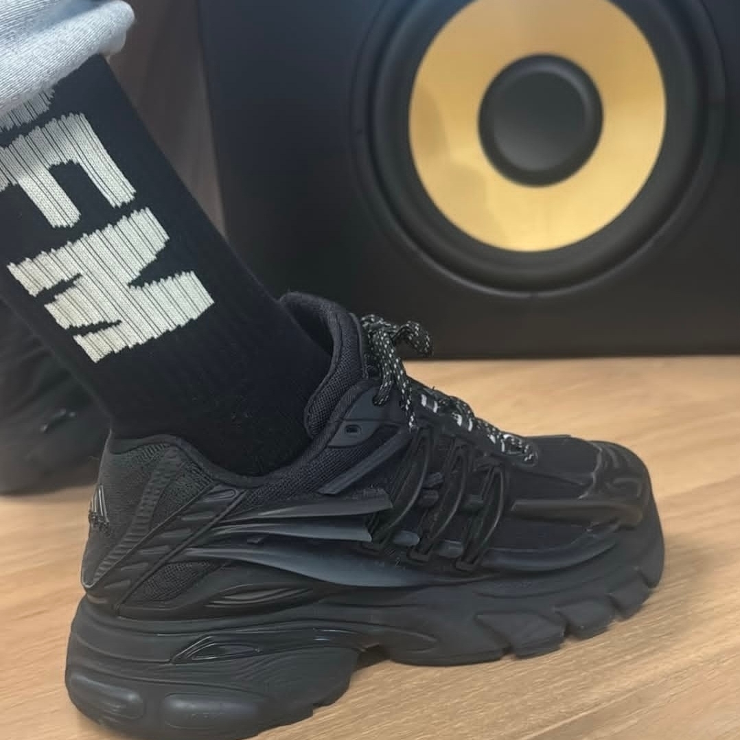 Adidas x Pharrell Williams Virginia Adistar Jellyfish Triple Black 착용 스타일 - 5